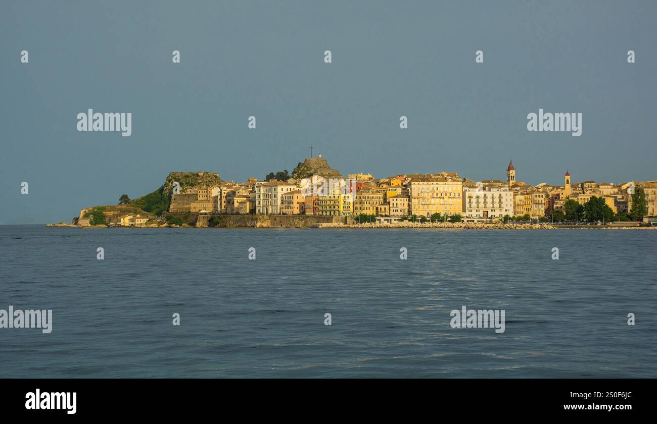 La vieille ville historique de Corfou en Grèce. Classé au patrimoine mondial de l'UNESCO, il s'agit d'un mélange étonnant d'influences architecturales vénitiennes, françaises et britanniques. Banque D'Images