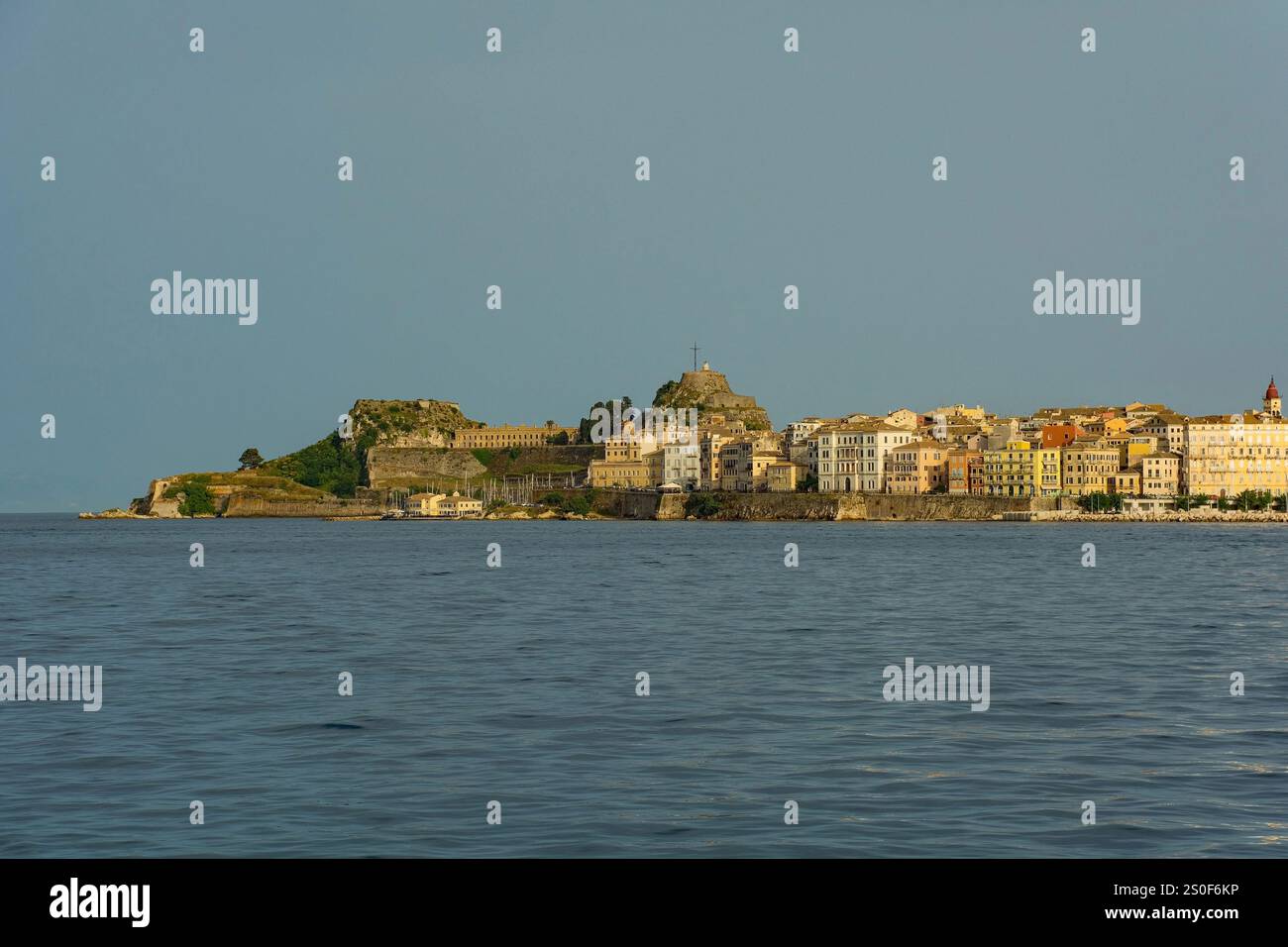 La vieille ville historique de Corfou en Grèce. Classé au patrimoine mondial de l'UNESCO, il s'agit d'un mélange étonnant d'influences architecturales vénitiennes, françaises et britanniques. Banque D'Images