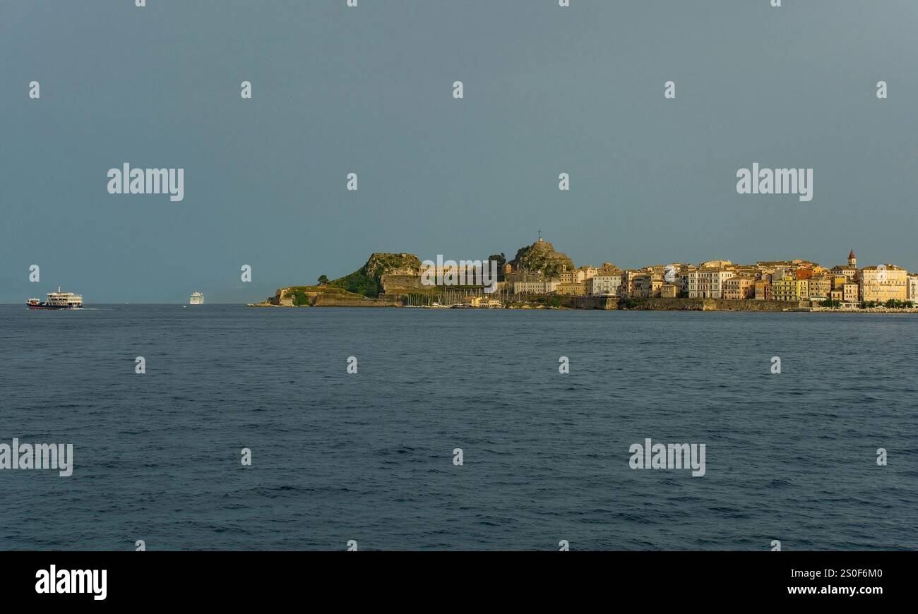 La vieille ville historique de Corfou en Grèce. Classé au patrimoine mondial de l'UNESCO, il s'agit d'un mélange étonnant d'influences architecturales vénitiennes, françaises et britanniques. Banque D'Images