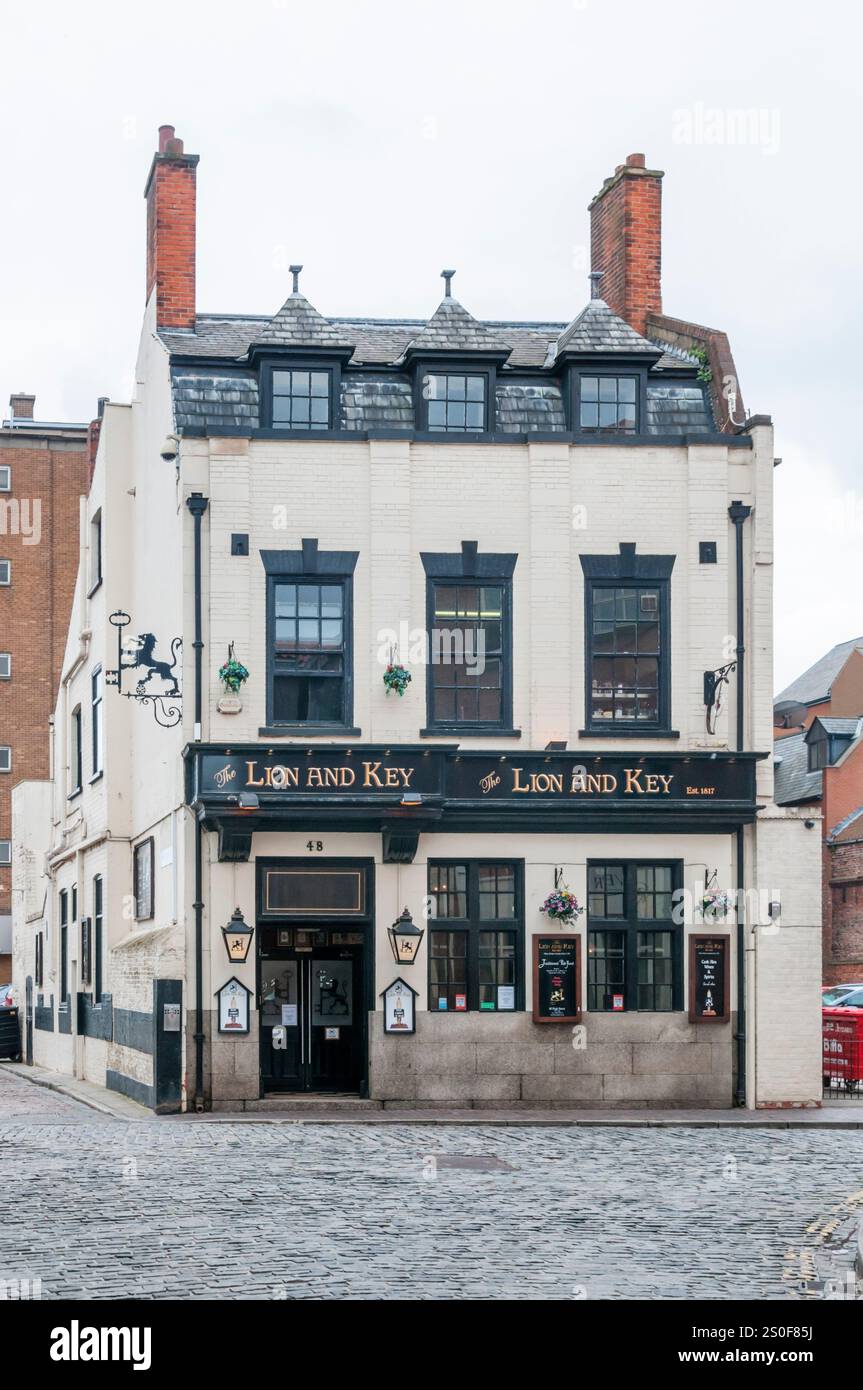 La maison publique Lion and Key à High Street, Kingston upon Hull. Banque D'Images