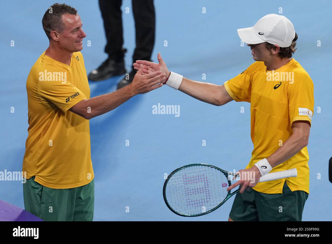 Australia's captain Lleyton Hewitt, left, congratulates Alex de Minaur following his match against Argentina's Tomas Martin Etcheverry at the United Cup tennis tournament in Sydney, Australia, Saturday, Dec. 28, 2024. (AP Photo/Mark Baker) Banque D'Images