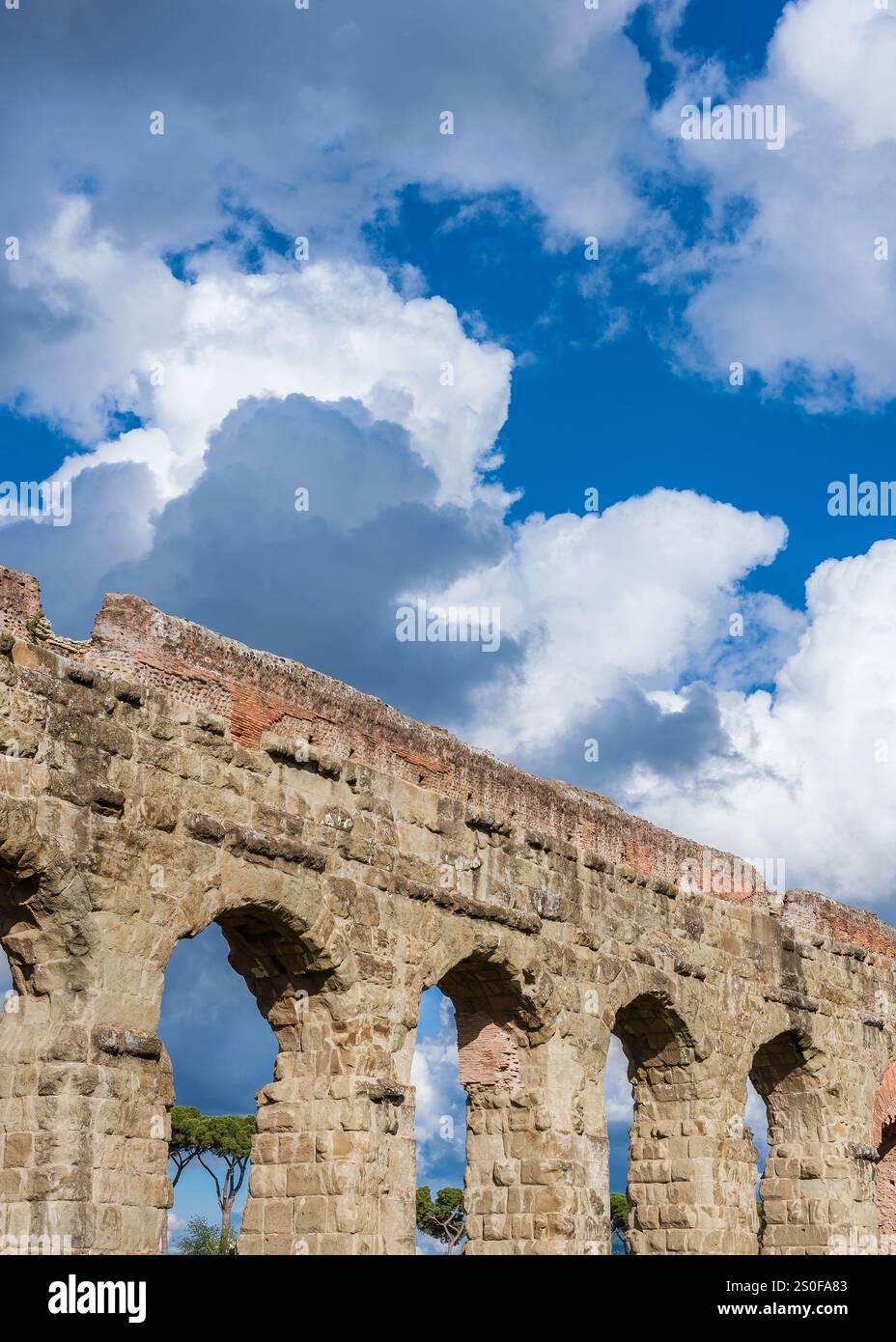 Ruines d'aqueduc romain antiques dans le parc public de Rome avec de beaux nuages Banque D'Images
