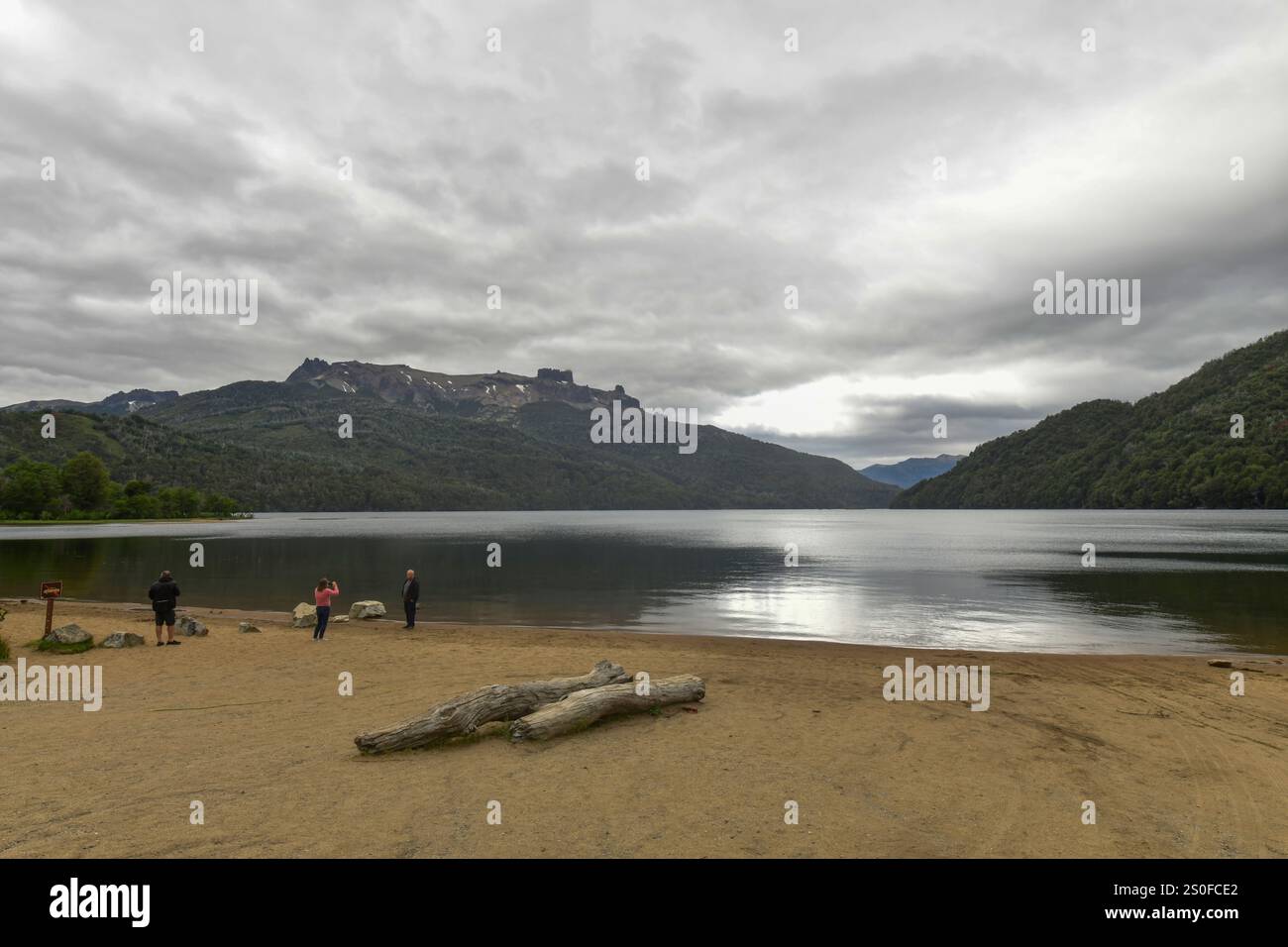 Lac Falkner vu de la route des sept lacs, Ruta 40, province de Neuquén, Argentine Banque D'Images