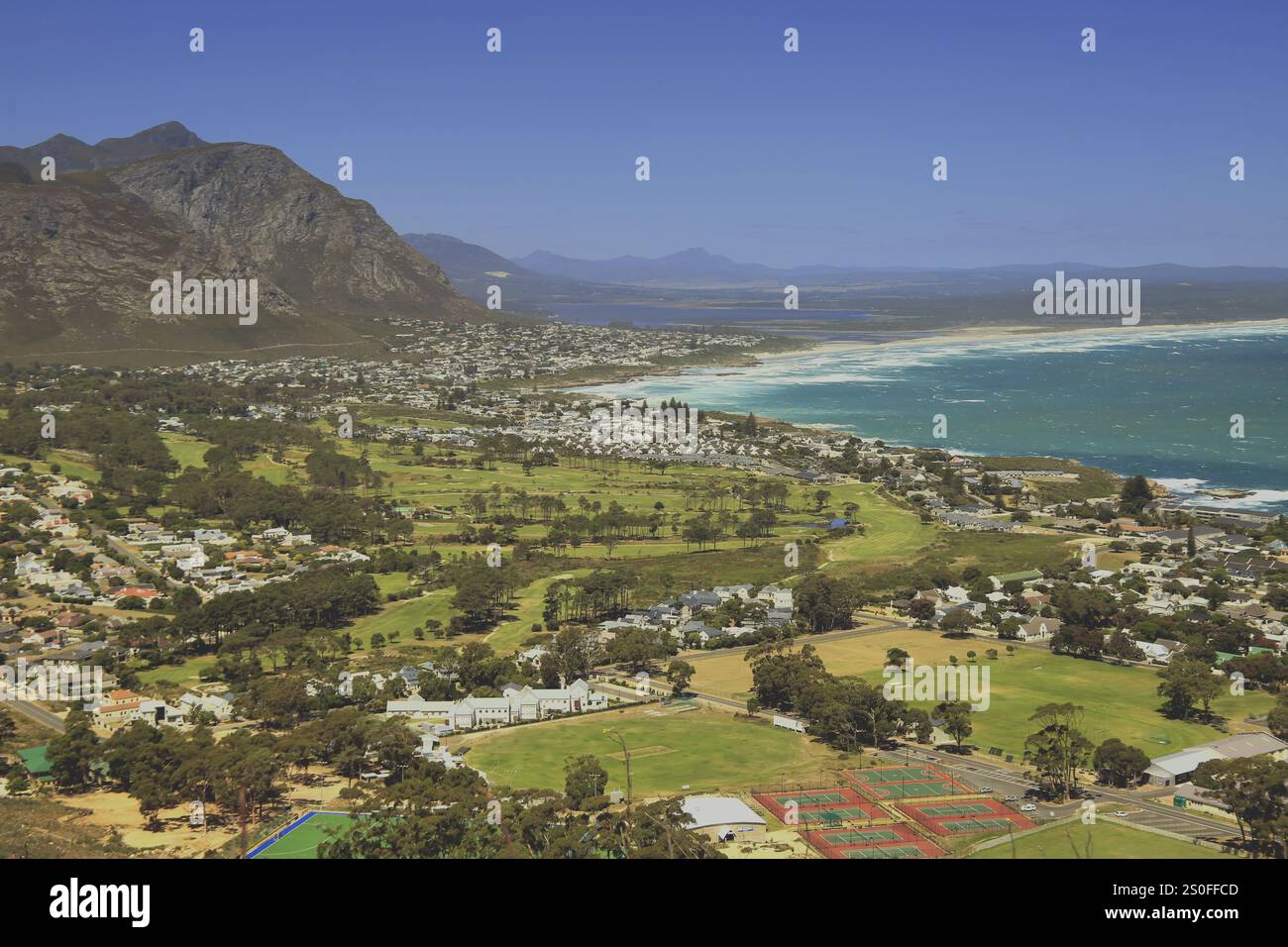 Vue sur la montagne de la ville côtière de Hermanus dans l'Overberg, Afrique du Sud. Banque D'Images
