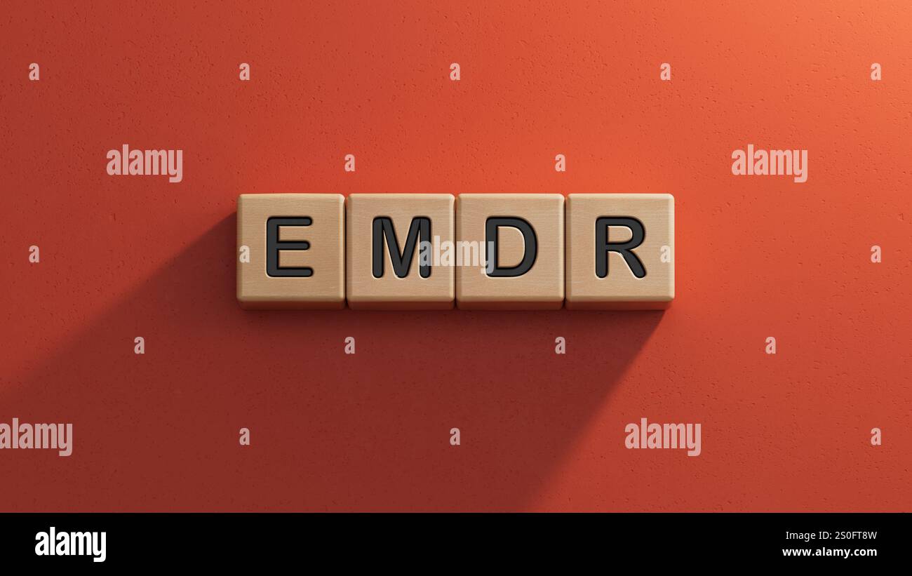 Le mot EMDR Eye Movement Desensization est écrit sur le bloc-notes . Concept médical.Close up des éléments en bois, concept d'affaires. Banque D'Images
