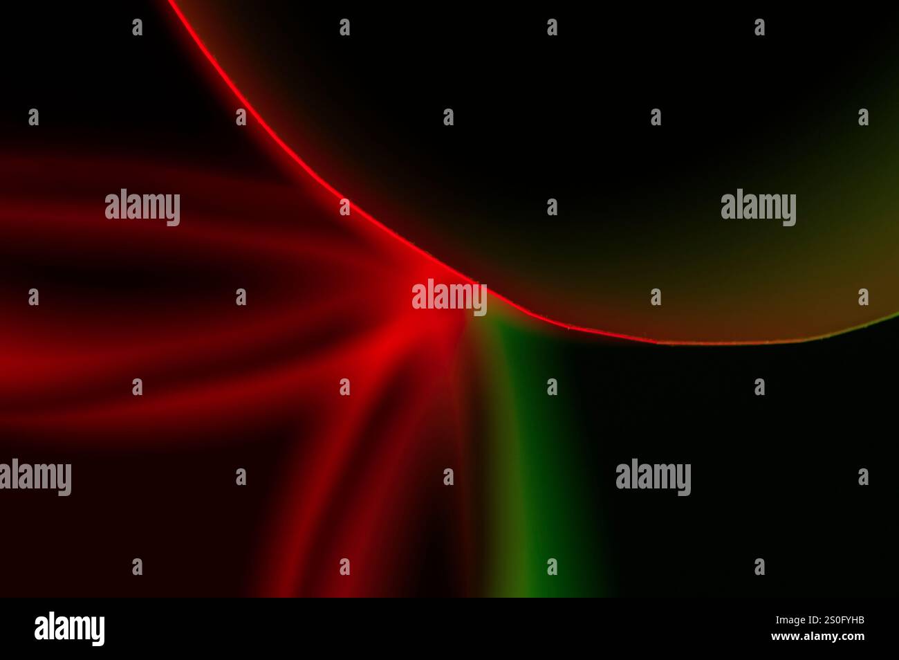 Lignes lumineuses vertes et rouges sur un fond noir faisant une image abstraite Banque D'Images