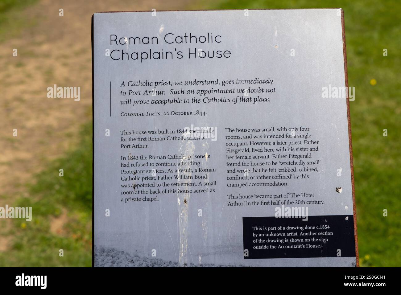 Maison des aumôniers catholiques romains au site historique de Port Arthur, patrimoine mondial de l'UNESCO ancien site pénal avec panneau d'information, Tasmanie, Australie Banque D'Images