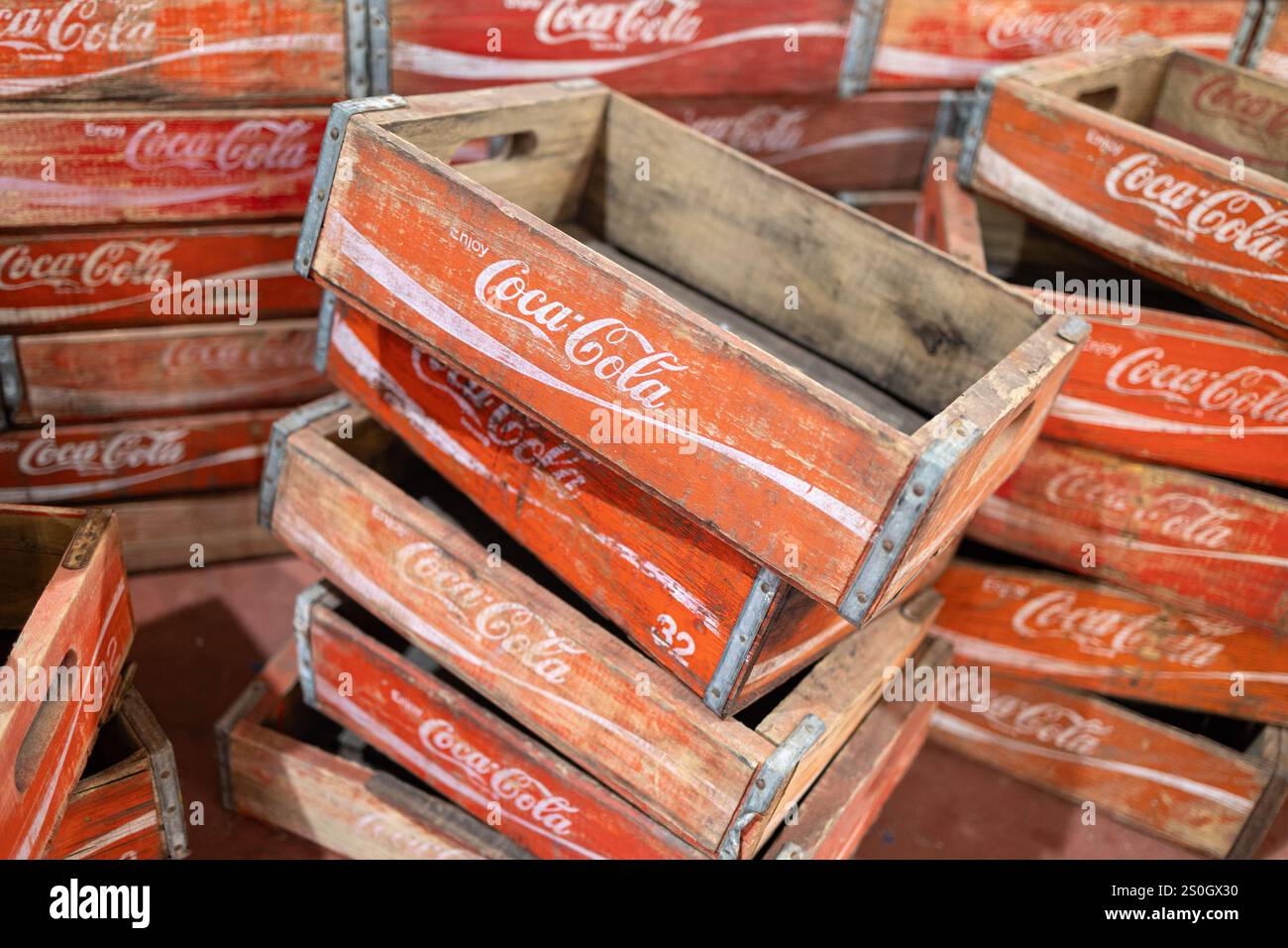 Pile de caisses en bois rouge Coca-Cola Vintage. Banque D'Images