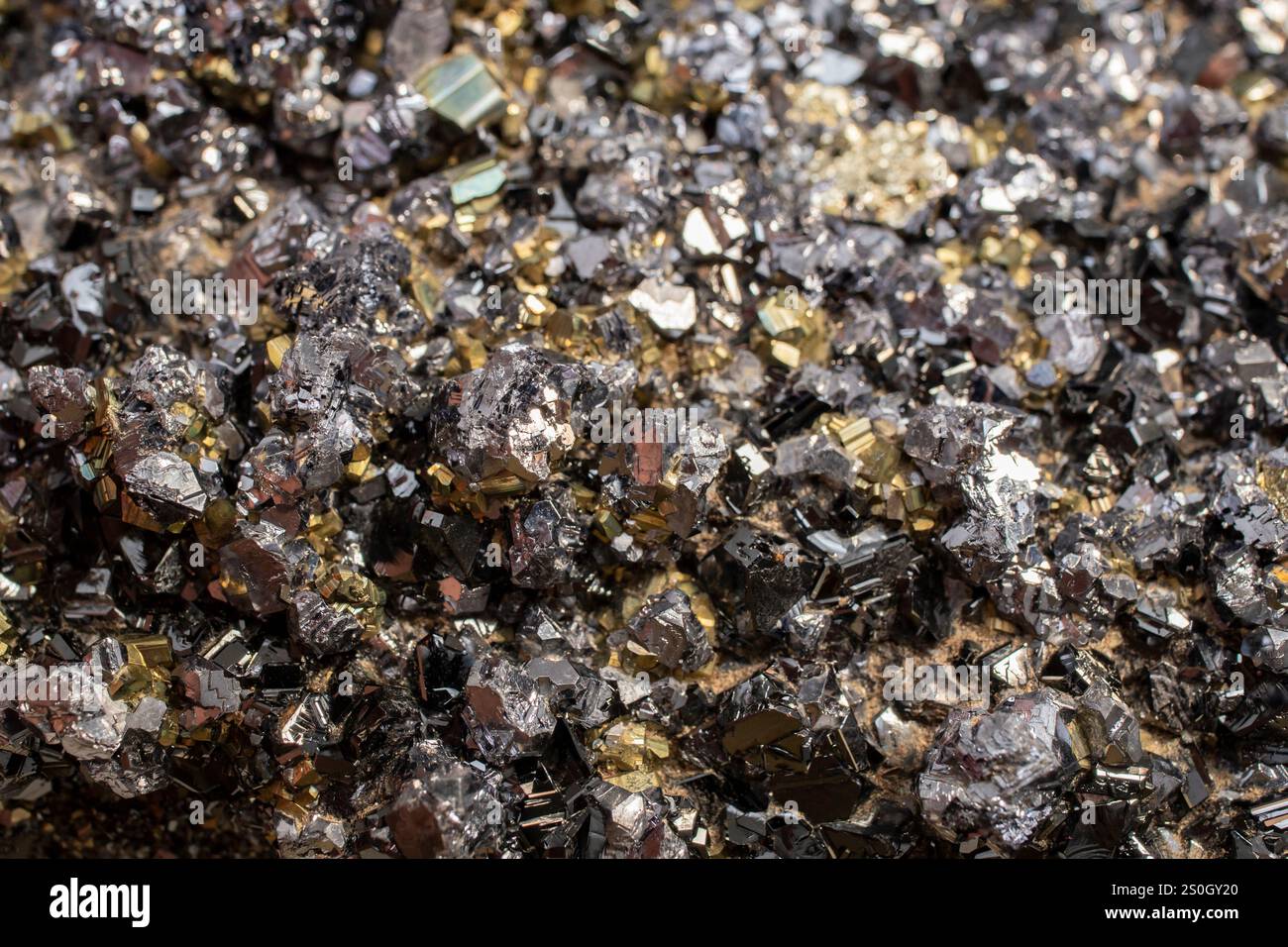 Fleur minérale de pyrite couleur noire et dorée Soft Focus gros plan, motif abstrait Banque D'Images