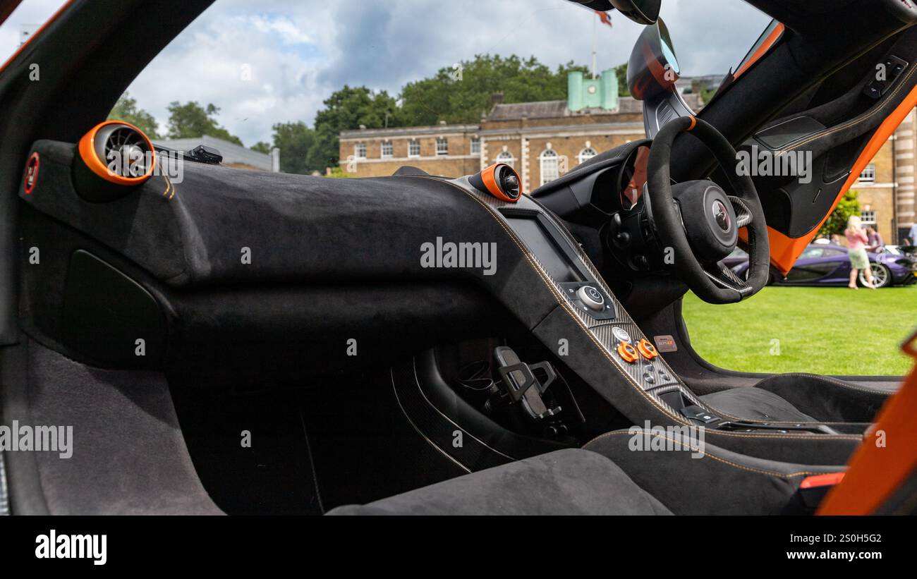 Intérieur d'une supercar McLaren au concours de Londres 2024 Banque D'Images