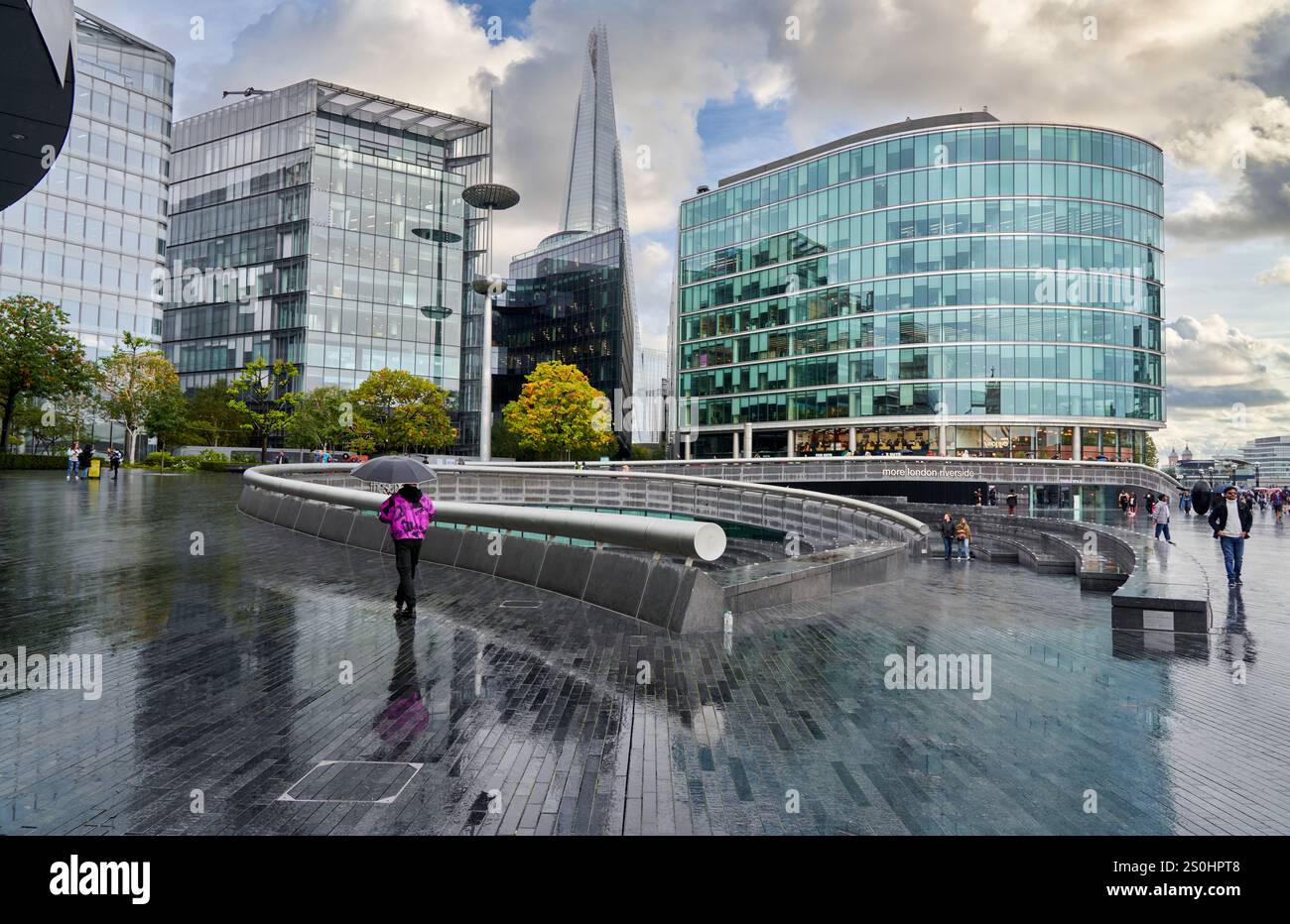 The Queen's Walk, plus Londres PL, Southbank, The Shard, Londres, Angleterre, Royaume-Uni Banque D'Images