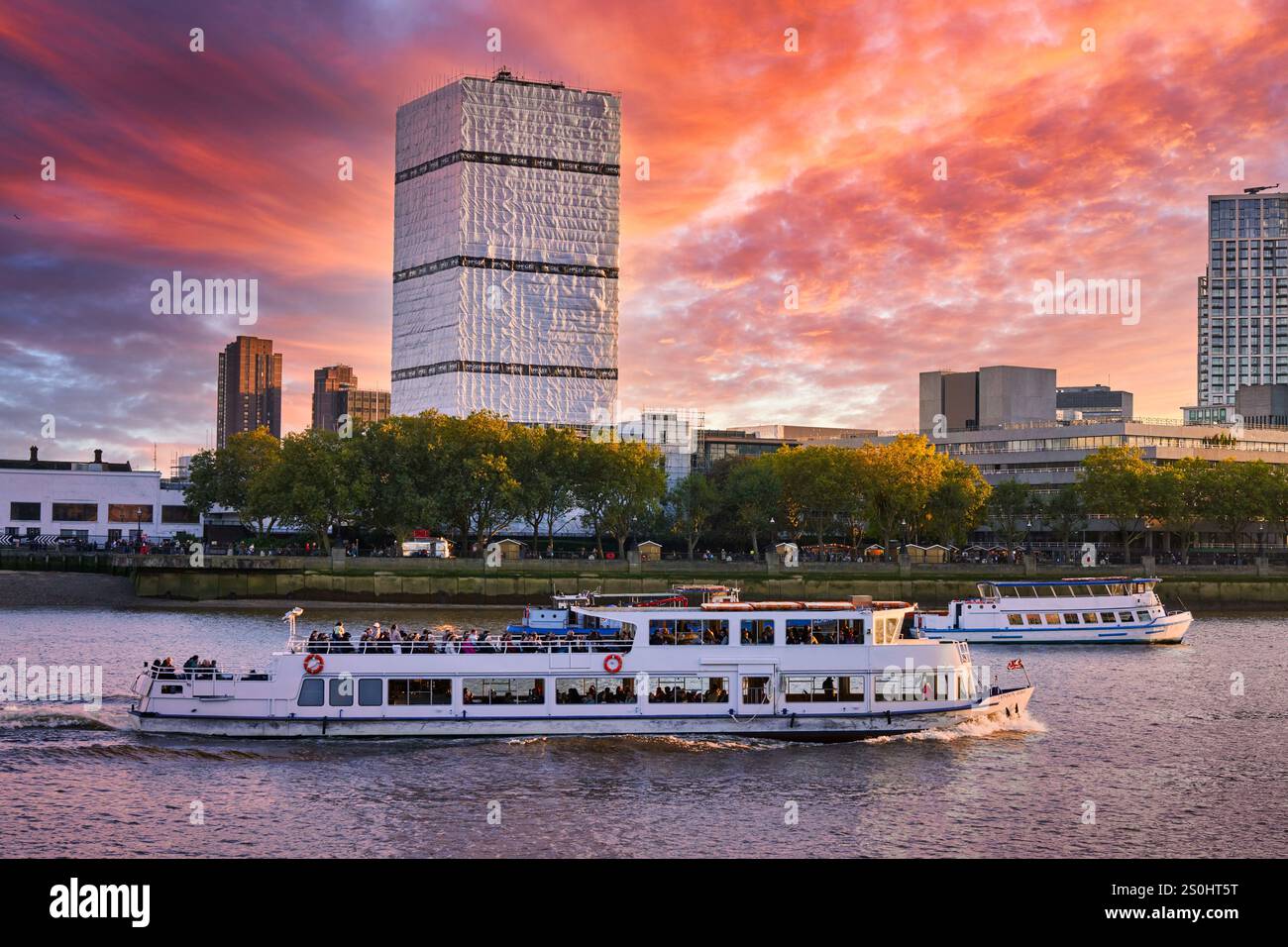 Bateau touristique, Southbank, Tamise, Londres, Angleterre, ROYAUME-UNI Banque D'Images