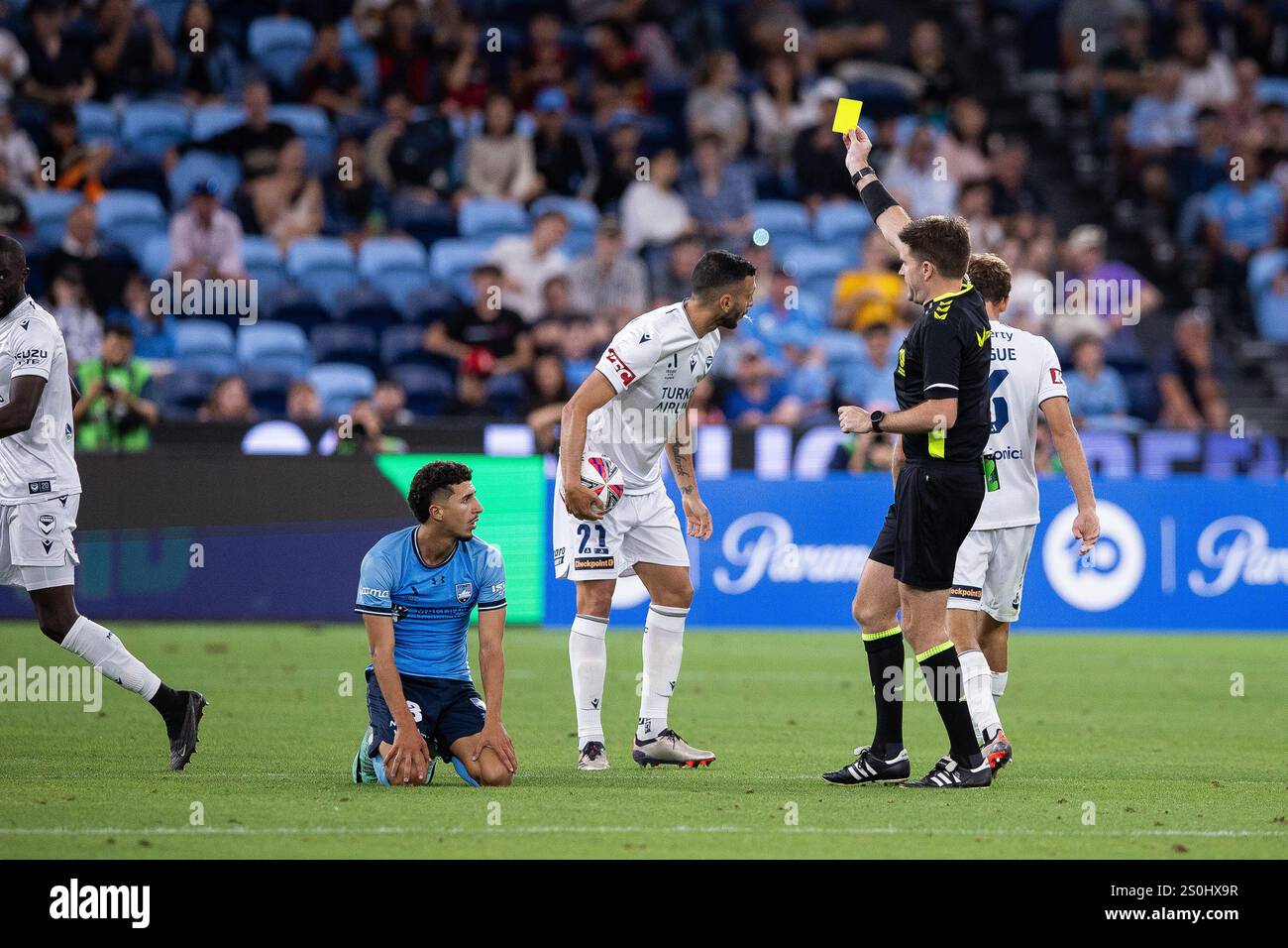 28 décembre 2024 ; Allianz Stadium, Sydney, NSW, Australie : a-League Football, Sydney FC contre Melbourne Victory ; Jason Geria de Melbourne Victory s'en va après avoir été averti avec un carton jaune à la 49e minute Banque D'Images