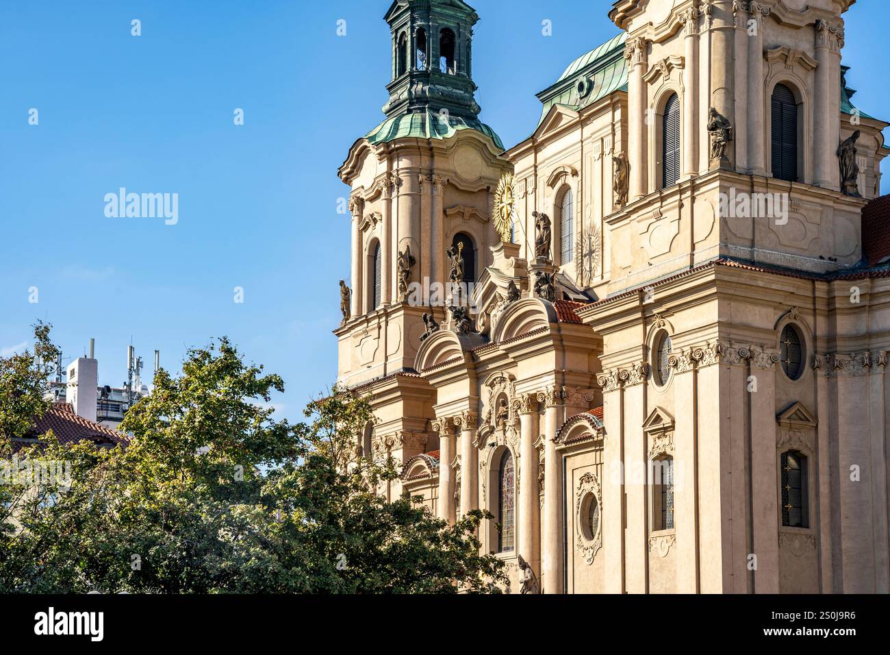Façade de l'église Saint-Nicolas (Kostel svatého Mikuláše), église gothique tardive et baroque sur la place de la vieille ville, Prague, Tchéquie Banque D'Images