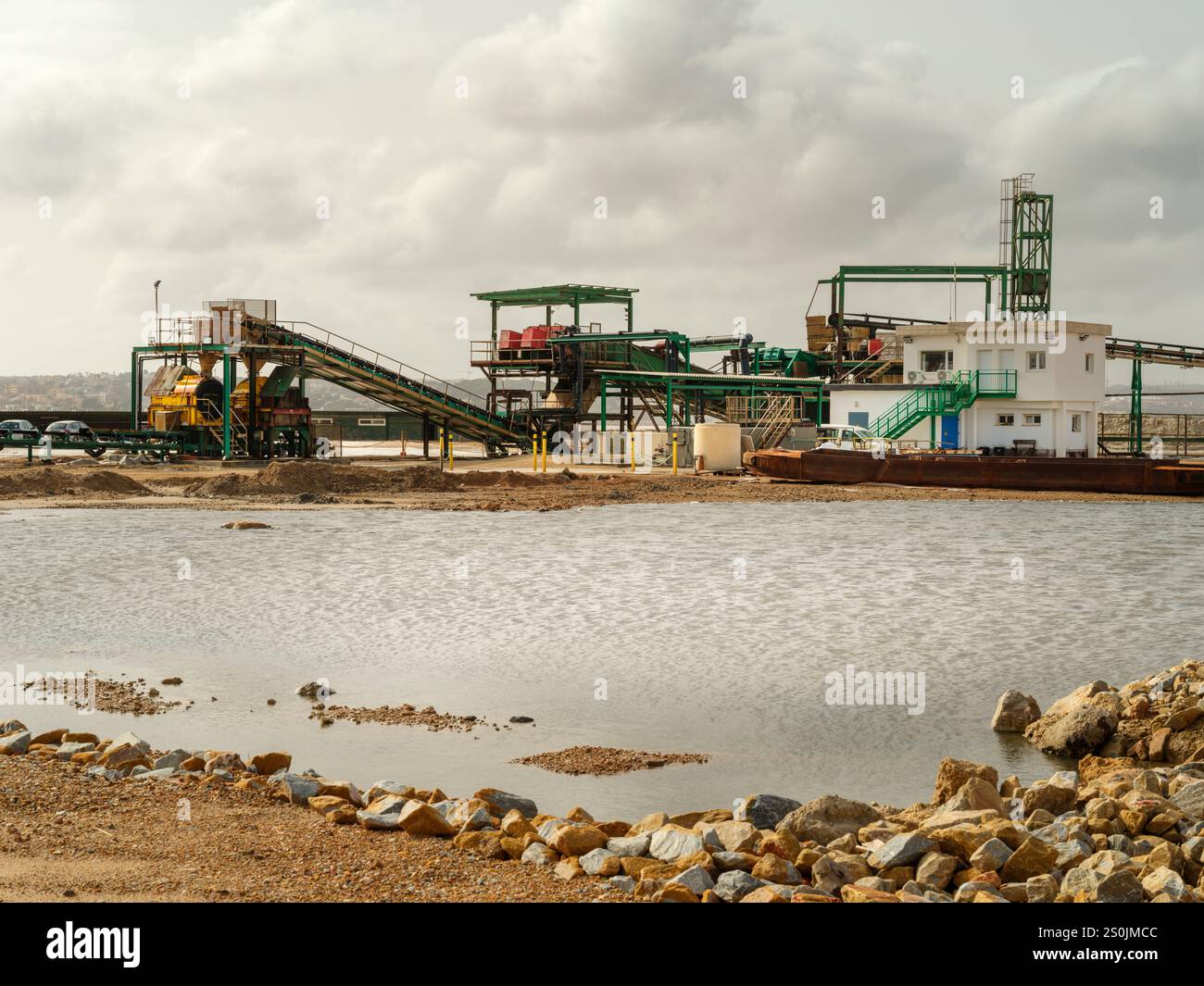 Las Salinas de Torrevieja - Vintage Salt Harvester dans la zone humide internationalement reconnue avec une longue histoire d'exploitation du sel. Les Lagunas de la Mat Banque D'Images