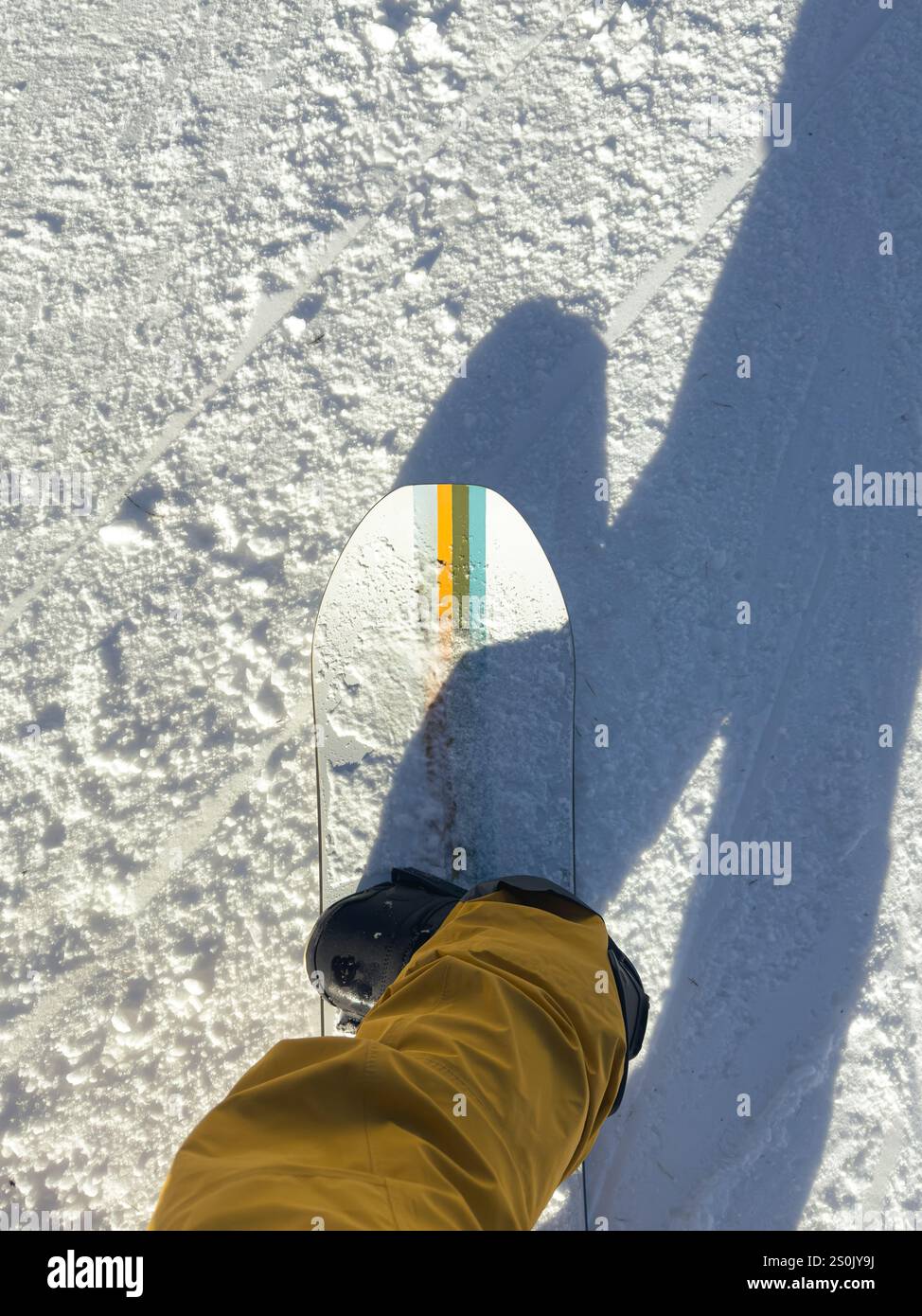 Snowboard Shadow et Snowboard sur une pente ensoleillée Banque D'Images