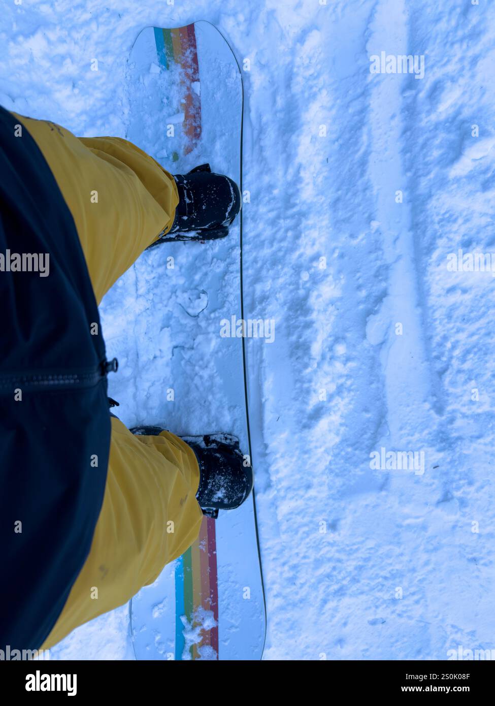 POV Snowboard sur une pente enneigée Banque D'Images