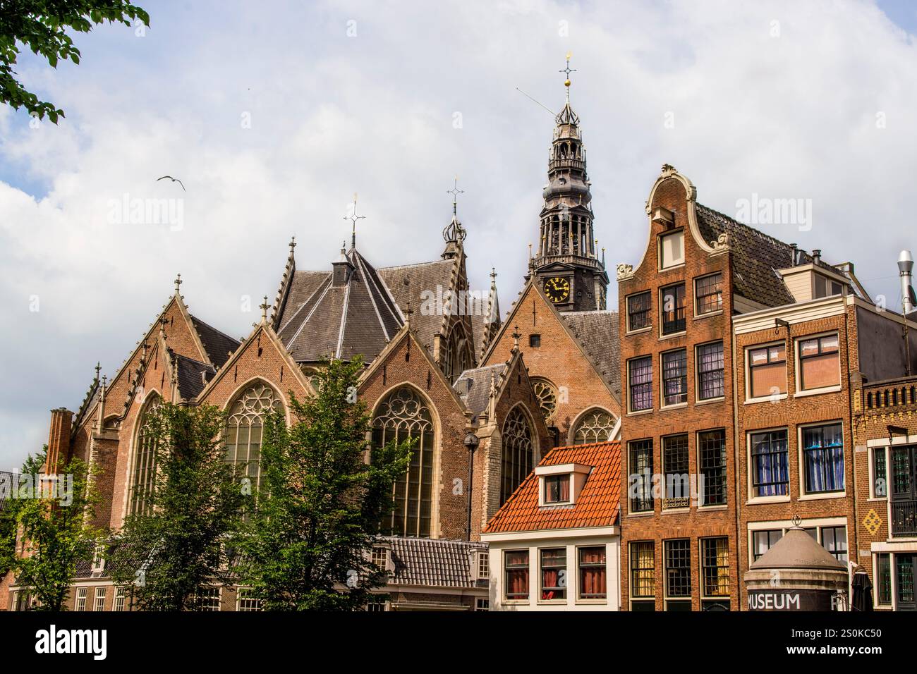 Église Oude Kerk (et institut d'art) bâtiment le plus ancien à Amsterdam, hollande, pays-Bas. Banque D'Images