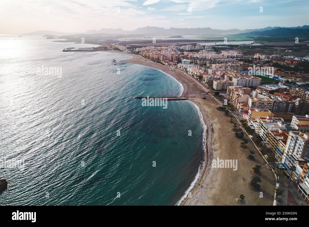 Vue aérienne sur la côte d'Aguilas, paysage urbain, plage de sable et vue sur les eaux de la mer Méditerranée d'en haut. Province de Murcie. Espagne Banque D'Images