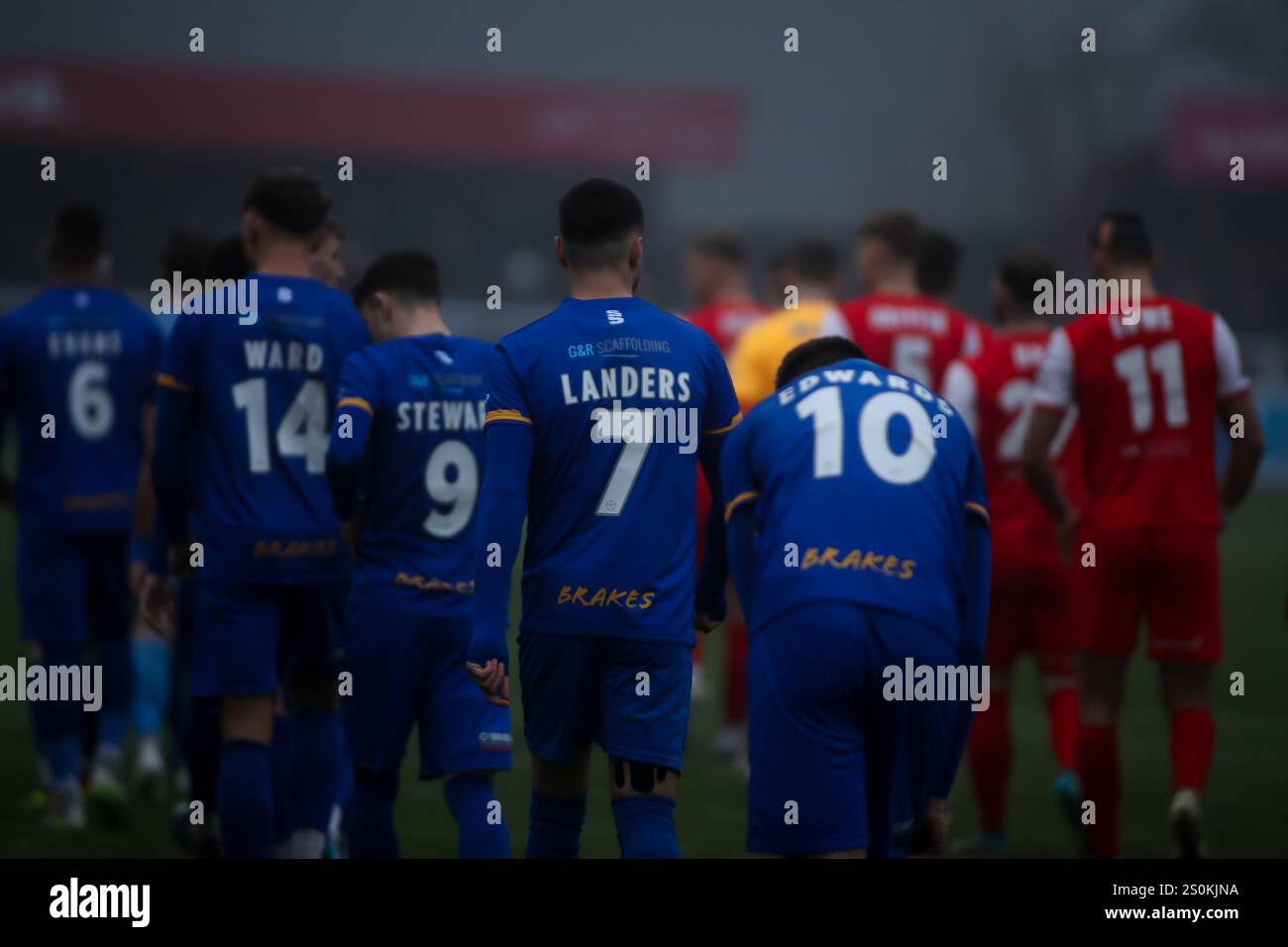 Henry Landers et l'équipe de Leamington partent avant le match de la National League North entre Brackley Town et Leamington. Banque D'Images