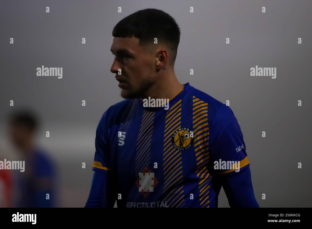 Henry Landers de Leamington lors du match de la National League North entre Brackley Town et Leamington. Banque D'Images