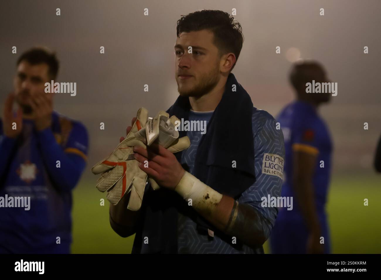 Callum Hawkins de Leamington frappe les fans itinérants après leur défaite dans le match de la National League North, Brackley Town contre Leamington. Banque D'Images