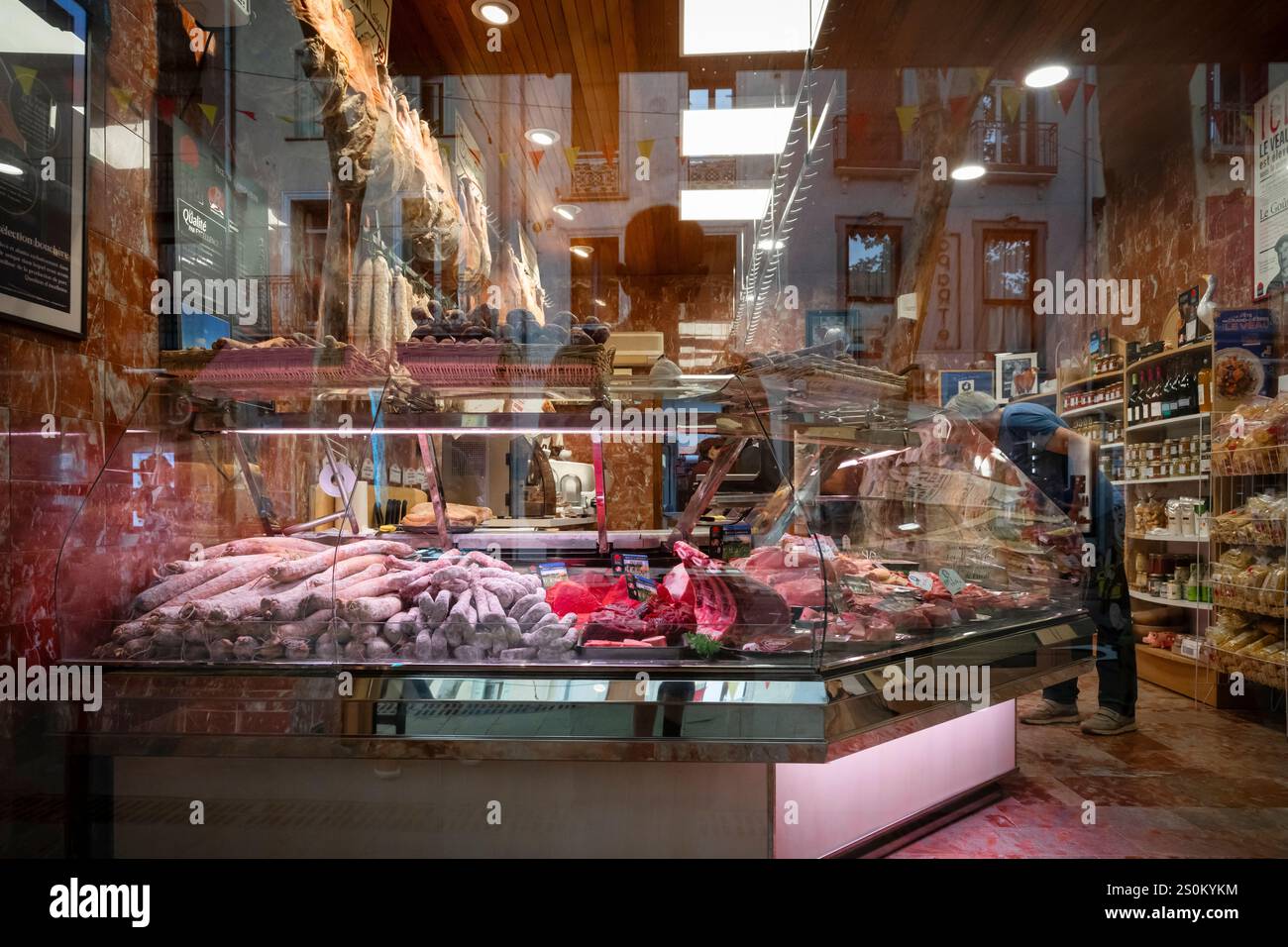 Le riche comptoir de charcuterie de Moulins-et-fils dans le centre historique de Céret, Occitanie, France Banque D'Images