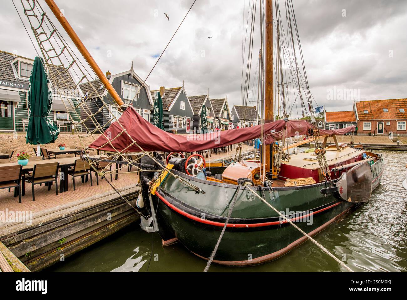 Voilier traditionnel Zeeschouw (Zeeuwse) Schouw à fond plat dans le port, Marken, Hollande, pays-Bas. Banque D'Images