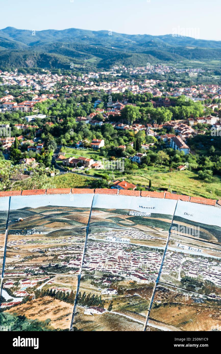 Vue d'un point de vue avec carte panoramique sur Cerét, les montagnes d'Aspres et la vallée de la Tech, Occitanie, France Banque D'Images
