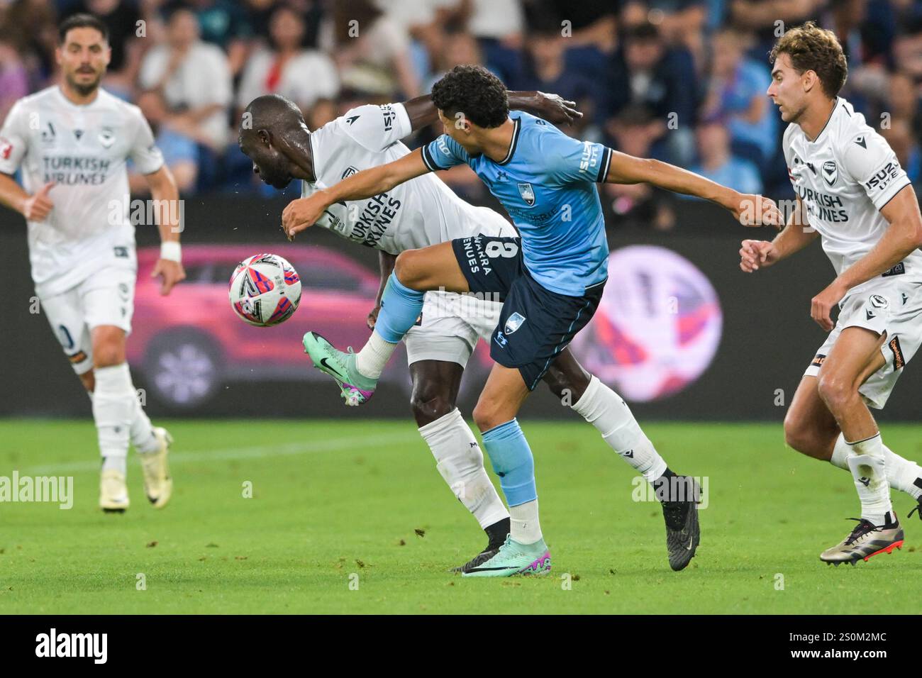 Paddington, Australie. 28 décembre 2024. Anas Ouahim (avant) du Sydney FC et Jason Kato Geria (arrière) de Melbourne Victory vus en action lors du match de la saison 10 de l'Isuzu UTE A-League 2024-25 entre le Sydney FC et le Melbourne Victory FC tenu au stade Allianz. Score final Sydney FC 3:0 Melbourne Victory. Crédit : SOPA images Limited/Alamy Live News Banque D'Images