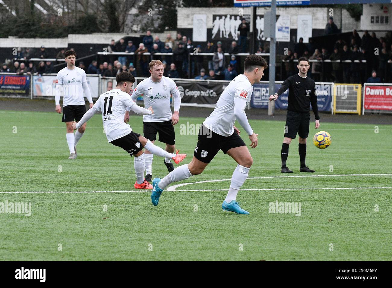 Merthyr, Royaume-Uni. 28 décembre 2024. Lewys Twamley de Merthyr Town marque le 1er but de son équipe. Merthyr Town v Walton & Hersham, match de première ligue hors ligue au Penydarren Park à Merthyr, pays de Galles du Sud, samedi 28 décembre 2024. Cette image ne peut être utilisée qu'à des fins éditoriales. Usage éditorial exclusif, photo de Nicola John/ crédit : Andrew Orchard sports Photography/Alamy Live News Banque D'Images