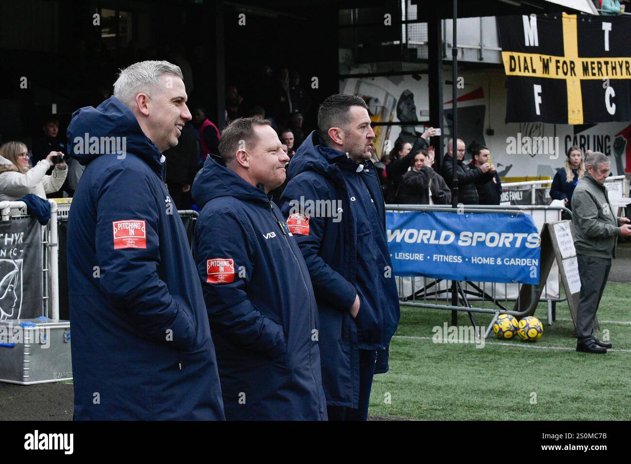 Merthyr, Royaume-Uni. 28 décembre 2024. Look de l'équipe d'entraîneurs du FC Merthyr Town. Merthyr Town v Walton & Hersham, match de première ligue hors ligue au Penydarren Park à Merthyr, pays de Galles du Sud, samedi 28 décembre 2024. Cette image ne peut être utilisée qu'à des fins éditoriales. Usage éditorial exclusif, photo de Nicola John/ crédit : Andrew Orchard sports Photography/Alamy Live News Banque D'Images