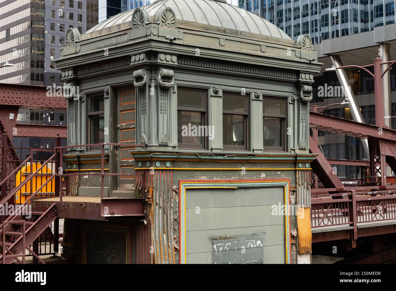 Le Washington Street Bridge Tender House un jour nuageux dans le centre-ville de Chicago, Illinois, États-Unis. Banque D'Images