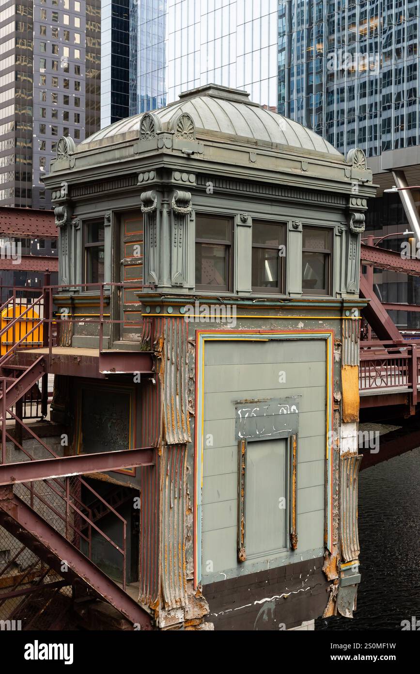 Le Washington Street Bridge Tender House un jour nuageux dans le centre-ville de Chicago, Illinois, États-Unis. Banque D'Images