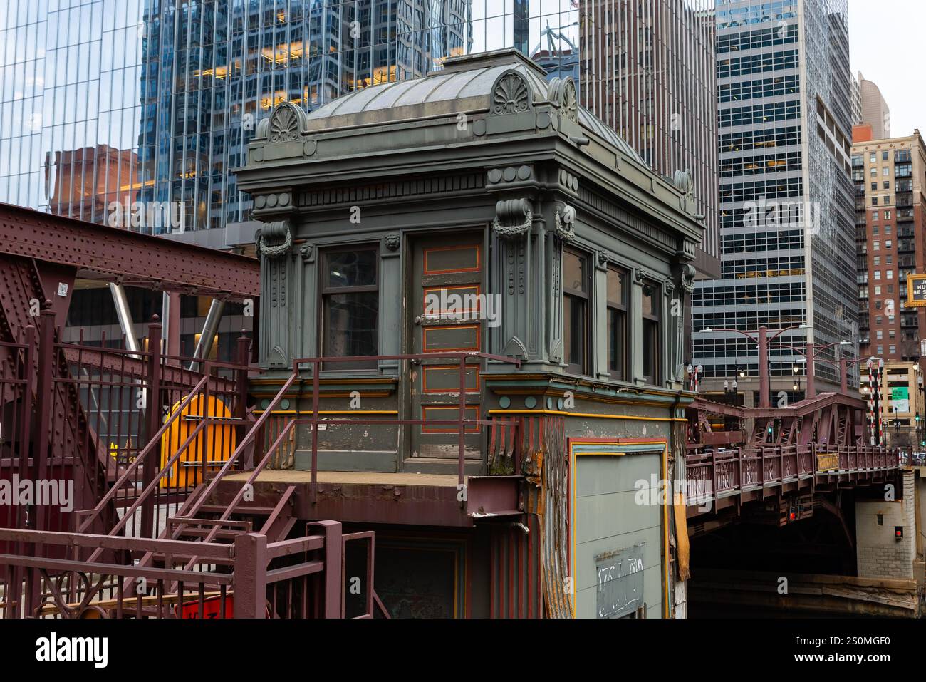 Le Washington Street Bridge Tender House un jour nuageux dans le centre-ville de Chicago, Illinois, États-Unis. Banque D'Images