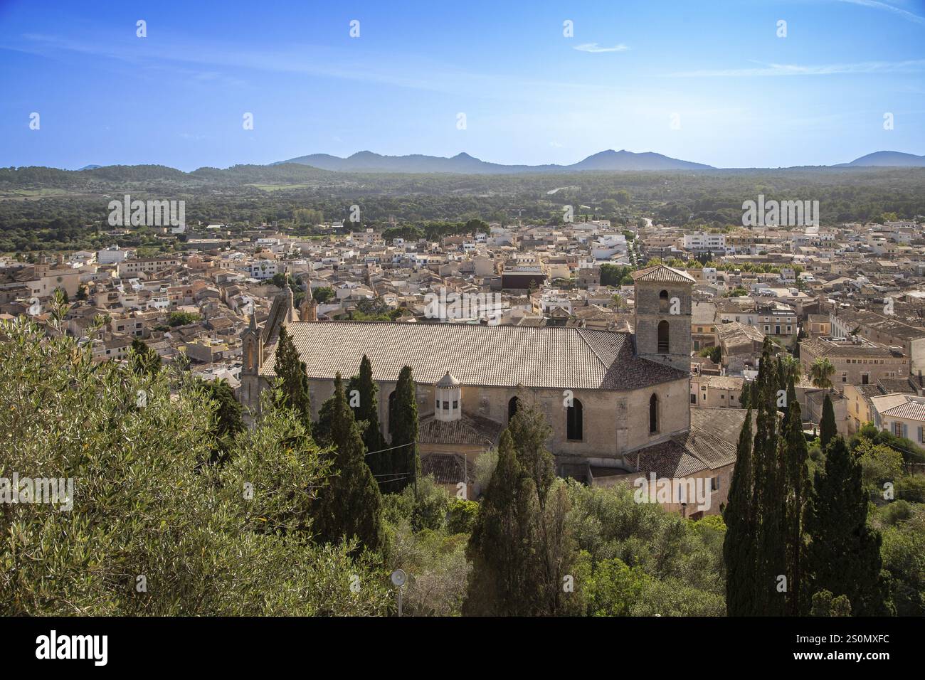 Vue panoramique sur la ville d'Arta avec église, entourée d'arbres et de montagnes en arrière-plan, vue du monastère Santuari de Sant Salvador, Arta Banque D'Images