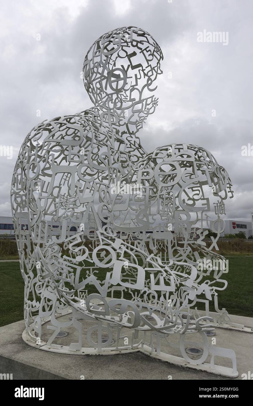 Sculpture de lettre en position assise sur une pelouse sous un ciel nuageux, Carmen Wuerth Forum, Gaisbach, Kuenzelsau, Bade-Wuerttemberg, Allemagne, Europe Banque D'Images