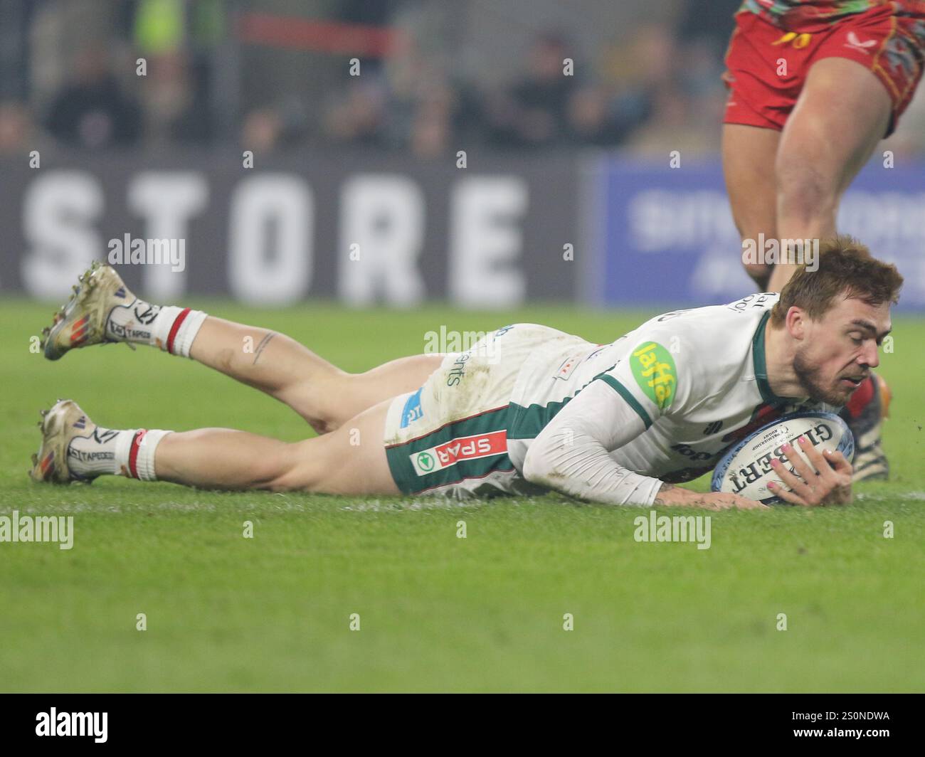 Twickenham, Londres, Royaume-Uni. 28 décembre 2024. Twickenham, Londres, Angleterre, décembre 28 2024 : Ollie Hassell-Collins (11 Leicester Tigers) touche pour marquer un essai lors du match de rugby Gallagher Premiership entre les Harlequins Men et les Leicester Tigers Men au stade Allianz à Twickenham, Londres, Angleterre. (Jay Patel/SPP) crédit : photo de presse sportive SPP. /Alamy Live News Banque D'Images