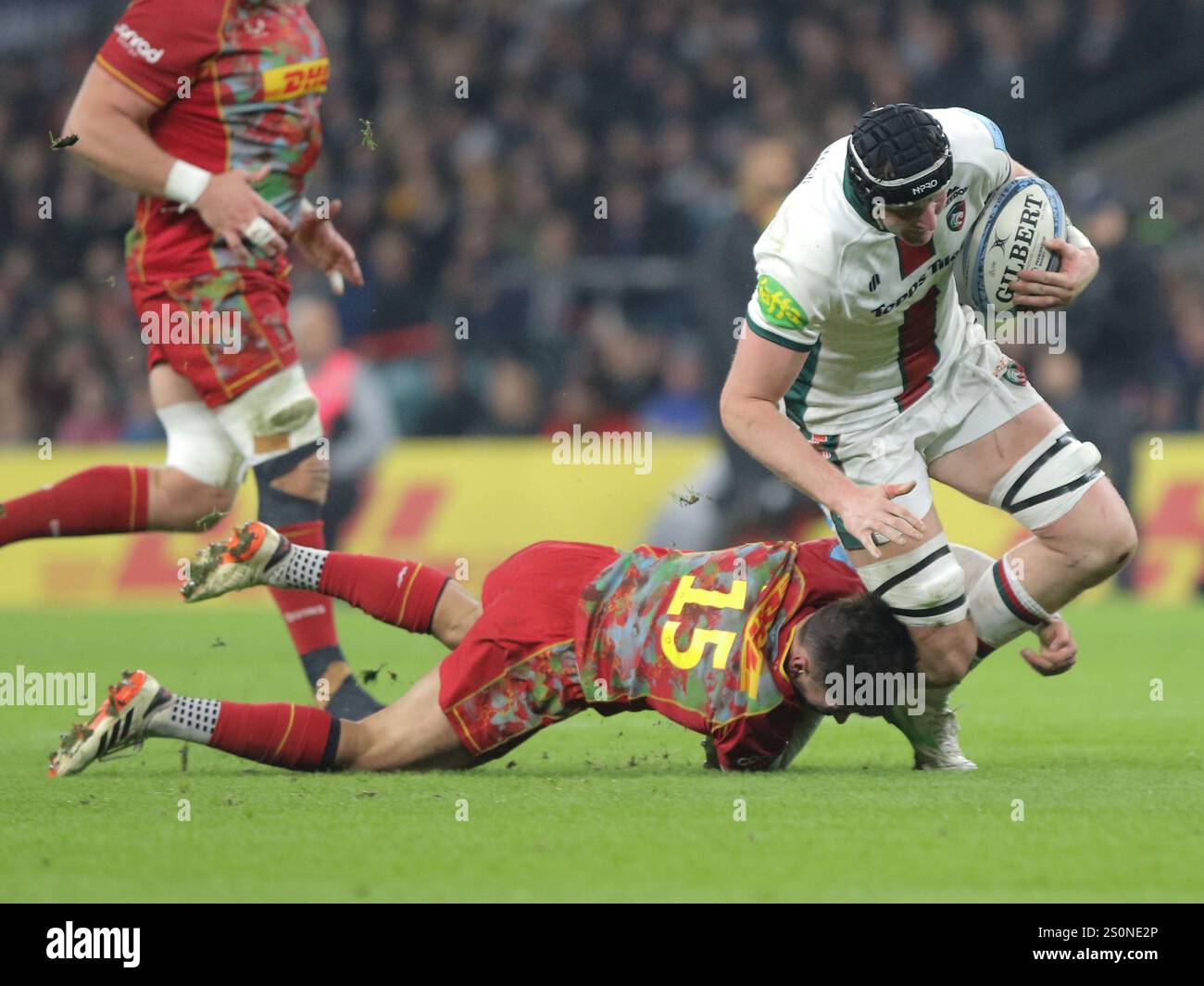 Twickenham, Londres, Royaume-Uni. 28 décembre 2024. Twickenham, Londres, Angleterre, décembre 28 2024 : Nick David (15 Harlequins) affronte George Martin (5 Leicester Tigers) lors du match de rugby Gallagher Premiership entre les Harlequins Men et les Leicester Tigers Men à l'Allianz Stadium de Twickenham, Londres, Angleterre. (Jay Patel/SPP) crédit : photo de presse sportive SPP. /Alamy Live News Banque D'Images