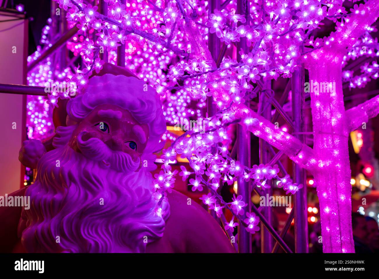 Le Père Noël et les lumières de Noël roses décorent le marché de Noël rose à Munich en Allemagne Banque D'Images