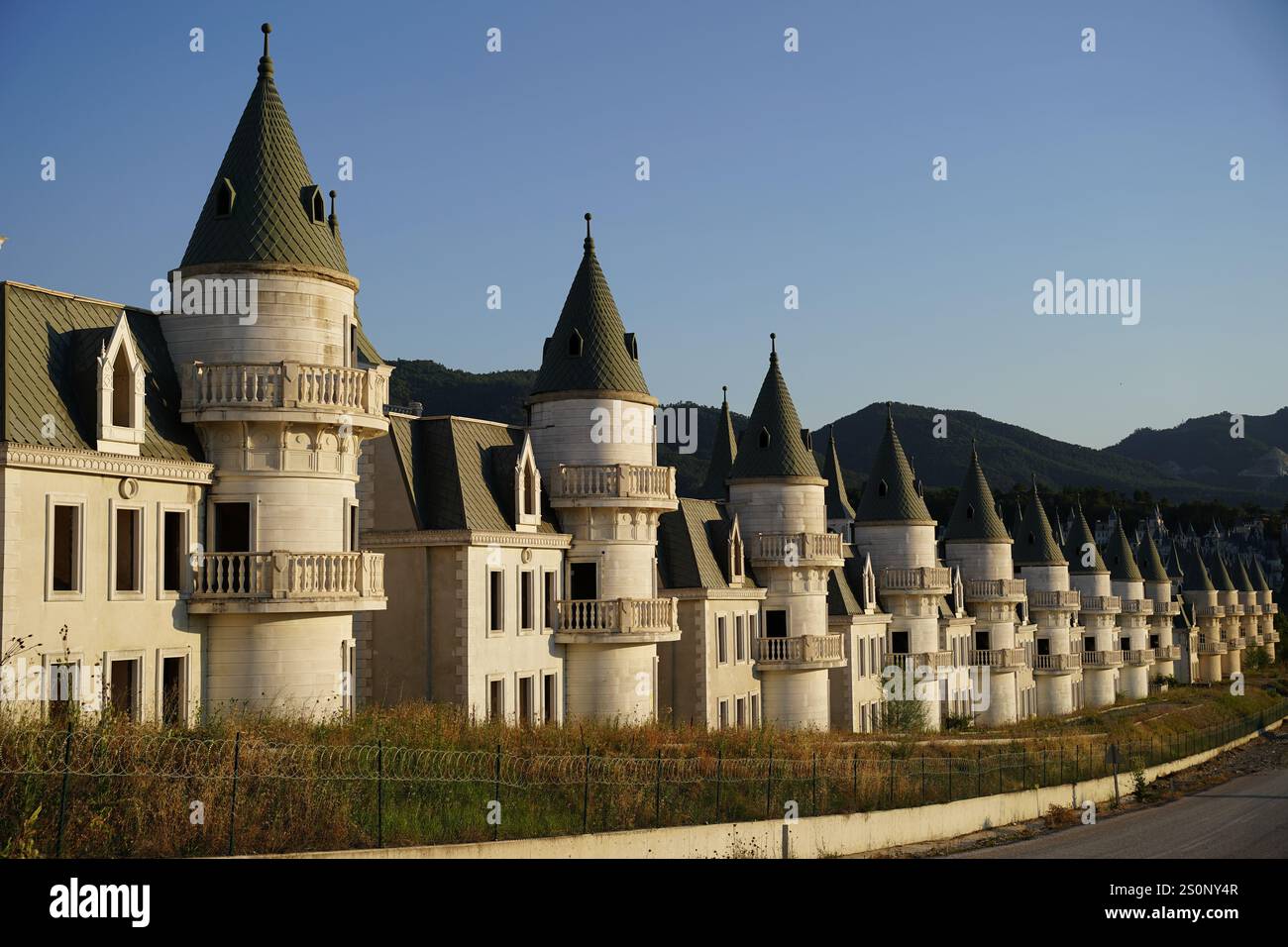 BOLU, TURKIYE - 18 JUILLET 2024 : Burj Al Babas a abandonné des villas dans la ville de Mudurnu Banque D'Images