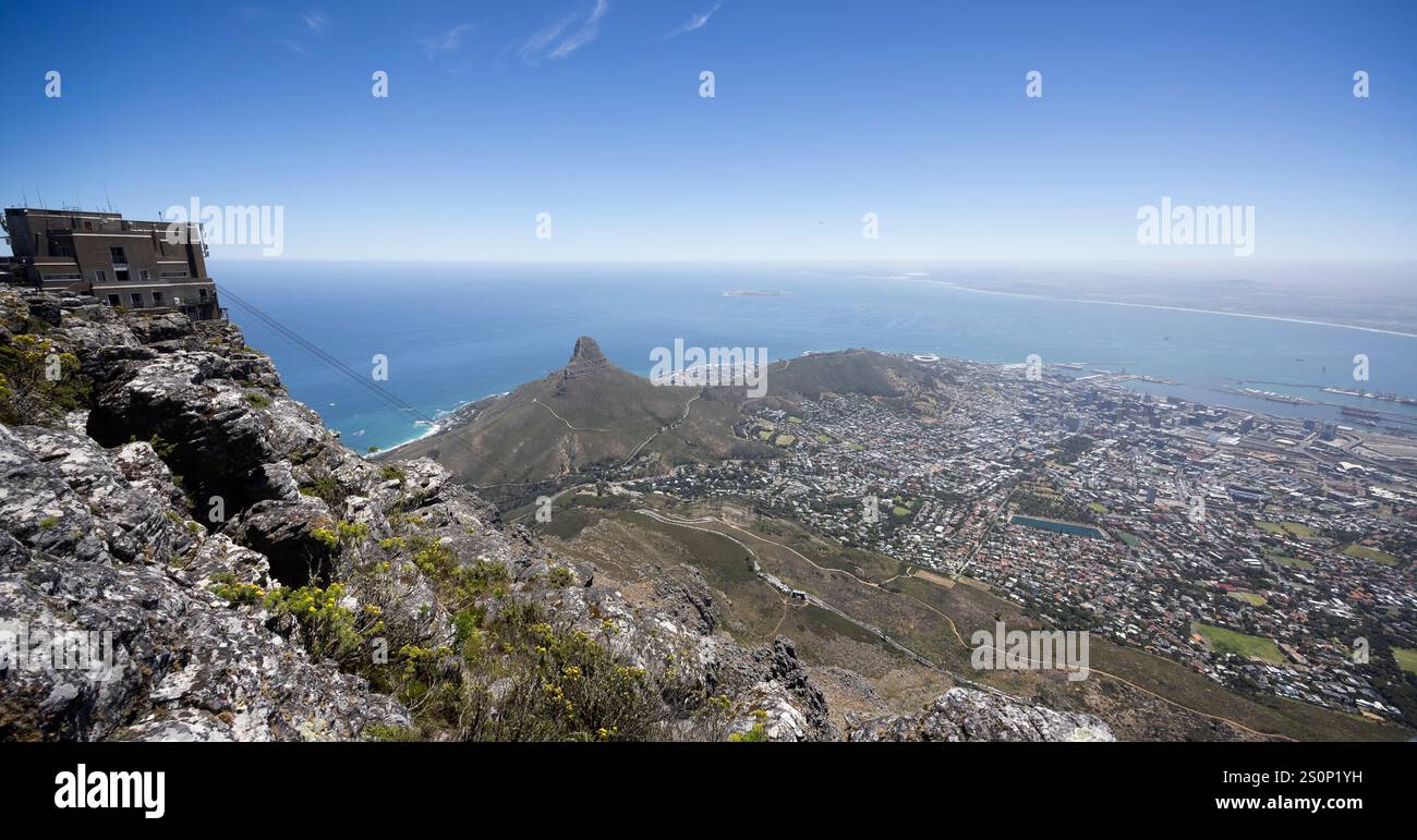 Vue panoramique du Cap depuis le sommet de table Mountain au Cap, Afrique du Sud, le 19 décembre 2024 Banque D'Images