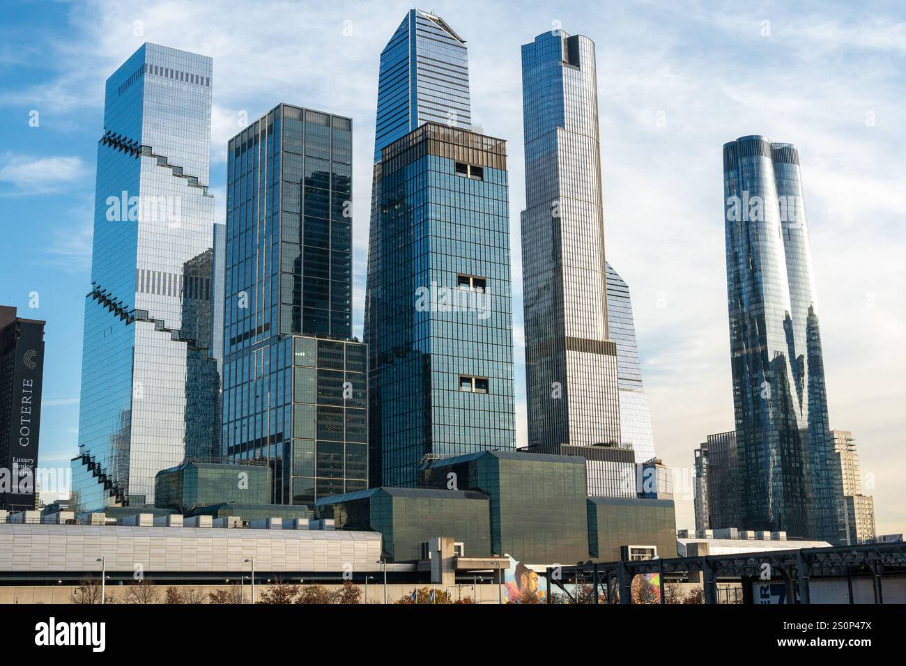 Le célèbre horizon de New York, vu de l'Hudson de Midtown à Lower Manhattan, est riche en histoire et en monuments célèbres Banque D'Images