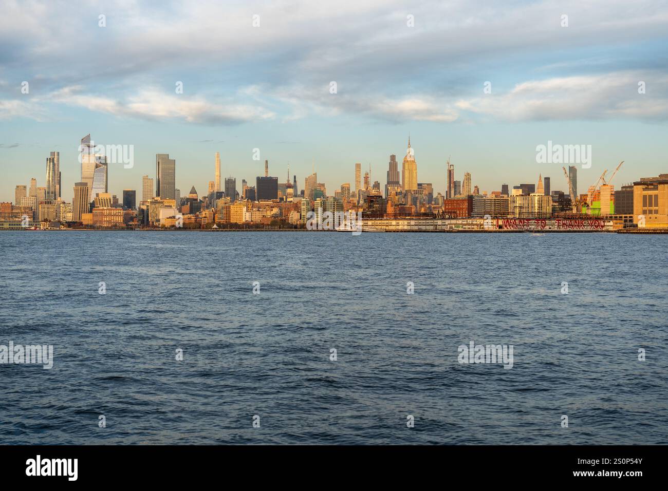 Le célèbre horizon de New York, vu de l'Hudson de Midtown à Lower Manhattan, est riche en histoire et en monuments célèbres Banque D'Images