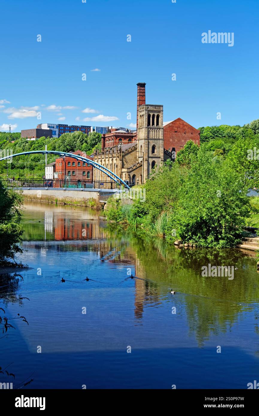 Royaume-Uni, South Yorkshire, River Don, New Testament of God Church et Aizlewoods Mill. Banque D'Images