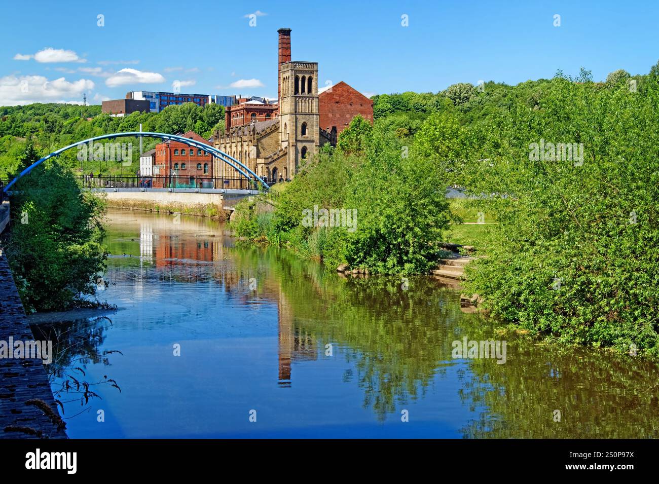 Royaume-Uni, South Yorkshire, River Don, New Testament of God Church et Aizlewoods Mill. Banque D'Images