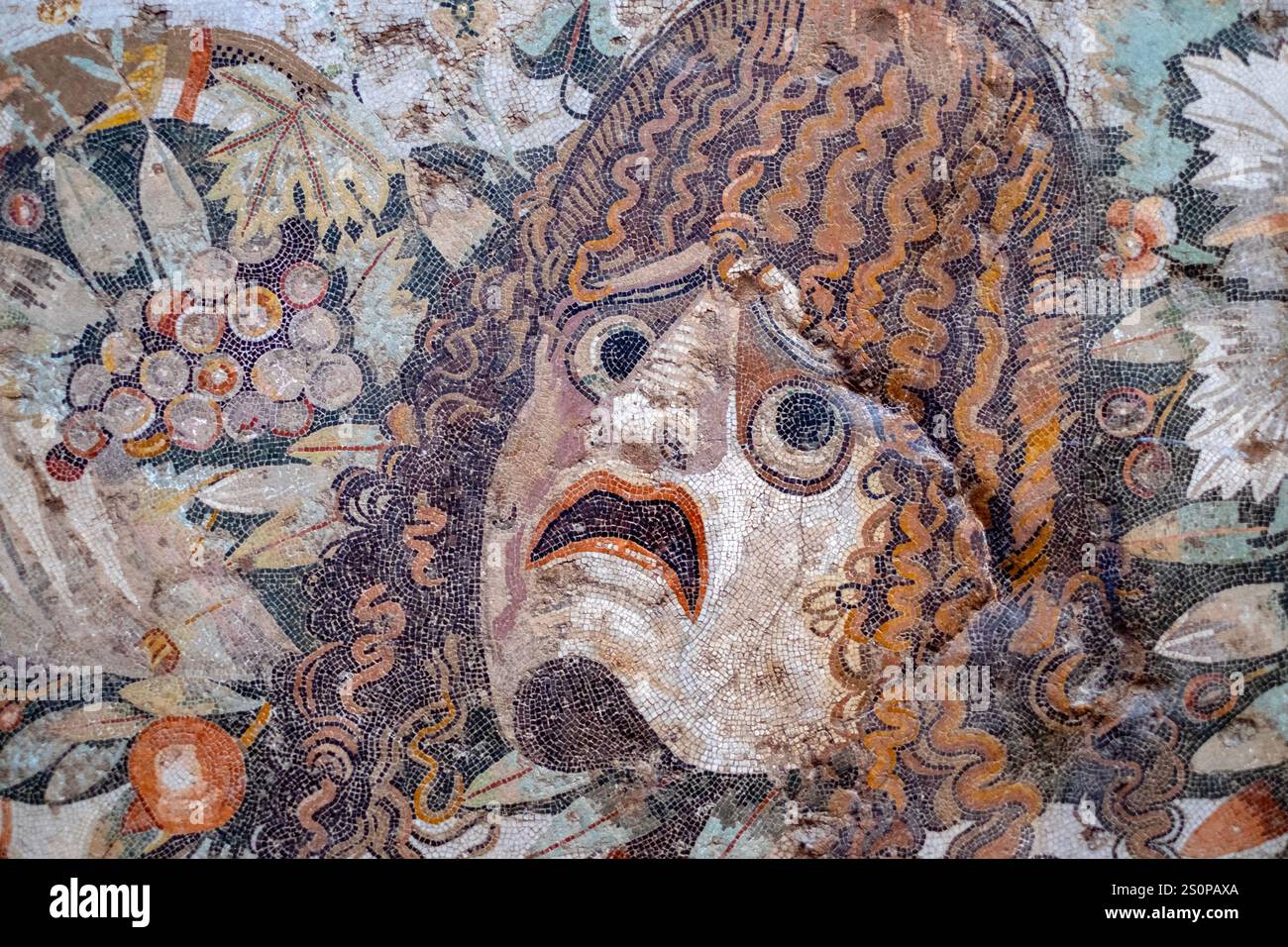 Naples. L'Italie. Mosaïque romaine (2e siècle avant J.-C.) avec masque de théâtre et festoon avec feuilles et fruits (détail), à partir de la Casa del Fauno, Pompéi. Banque D'Images