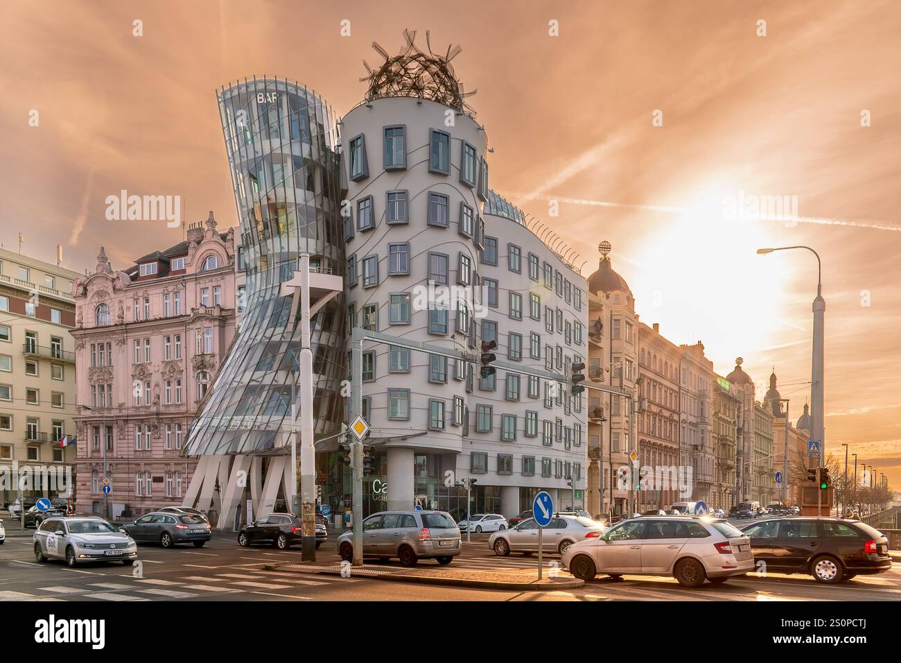 Prague, République tchèque-20 décembre 2024 : la Maison dansante dans le quartier de la Nouvelle ville, également appelé Fred et Ginger, conçu par les architectes Vlado Milunic et Banque D'Images