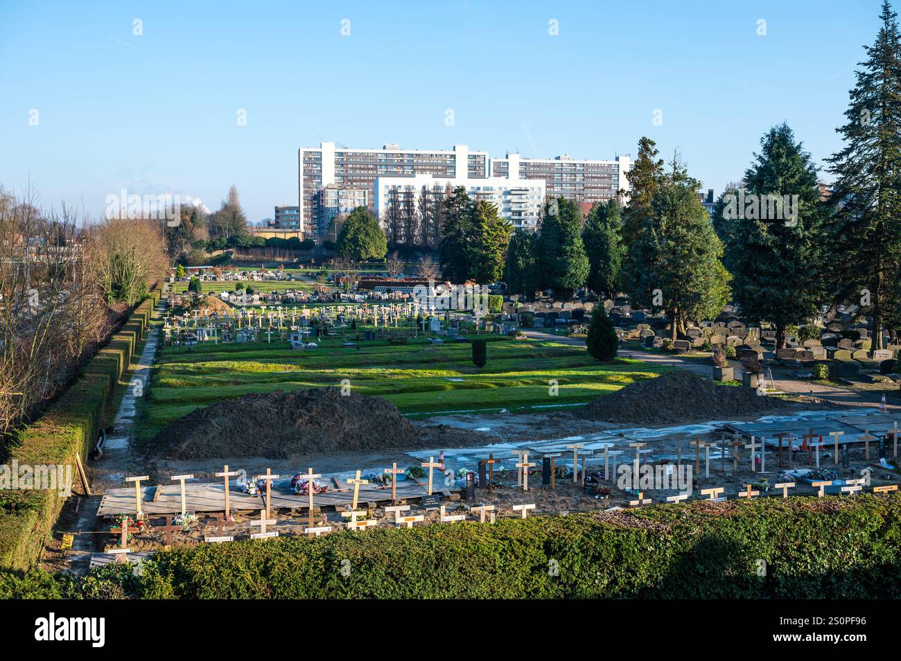 Cimetières et blocs de logements sociaux à jette, région de Bruxelles-capitale, Belgique, DEC 28, 2024 Banque D'Images