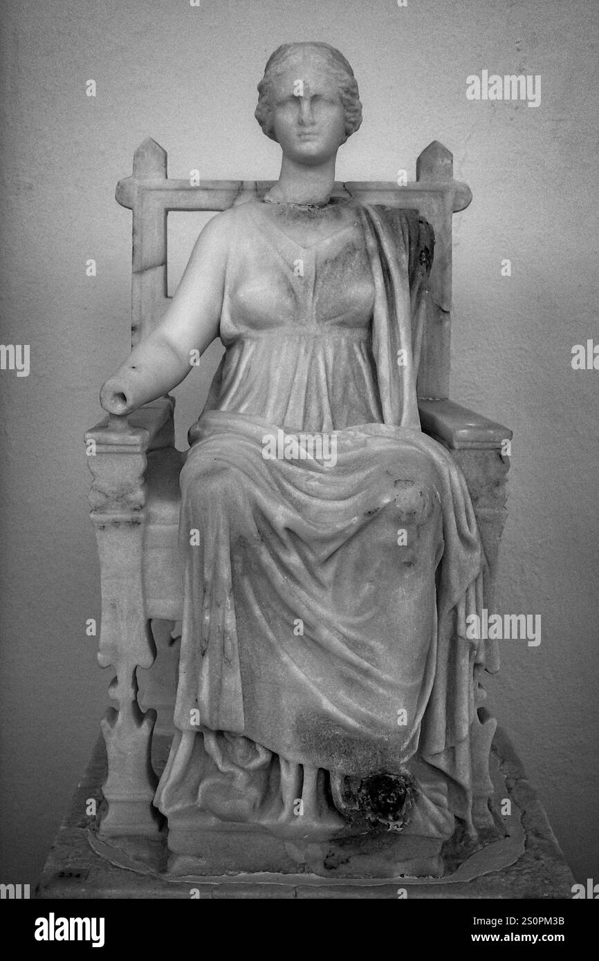 Sculpture en marbre antique d'une femme assise en noir et blanc, Délos, Grèce Banque D'Images